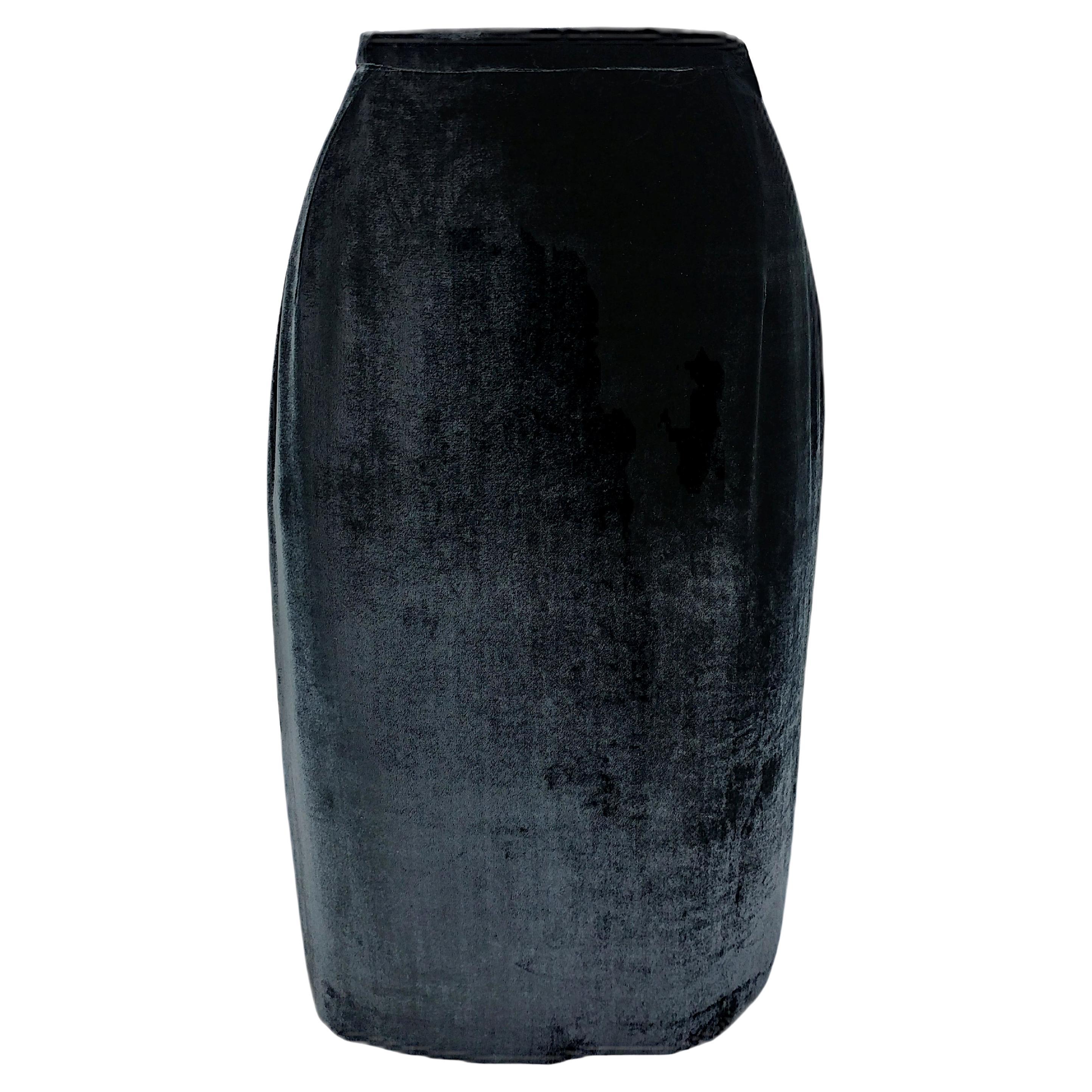KRIZIA – 90s Vintage Black Velvet Pencil Skirt - Rayon and Silk  Size 6US 38EU For Sale
