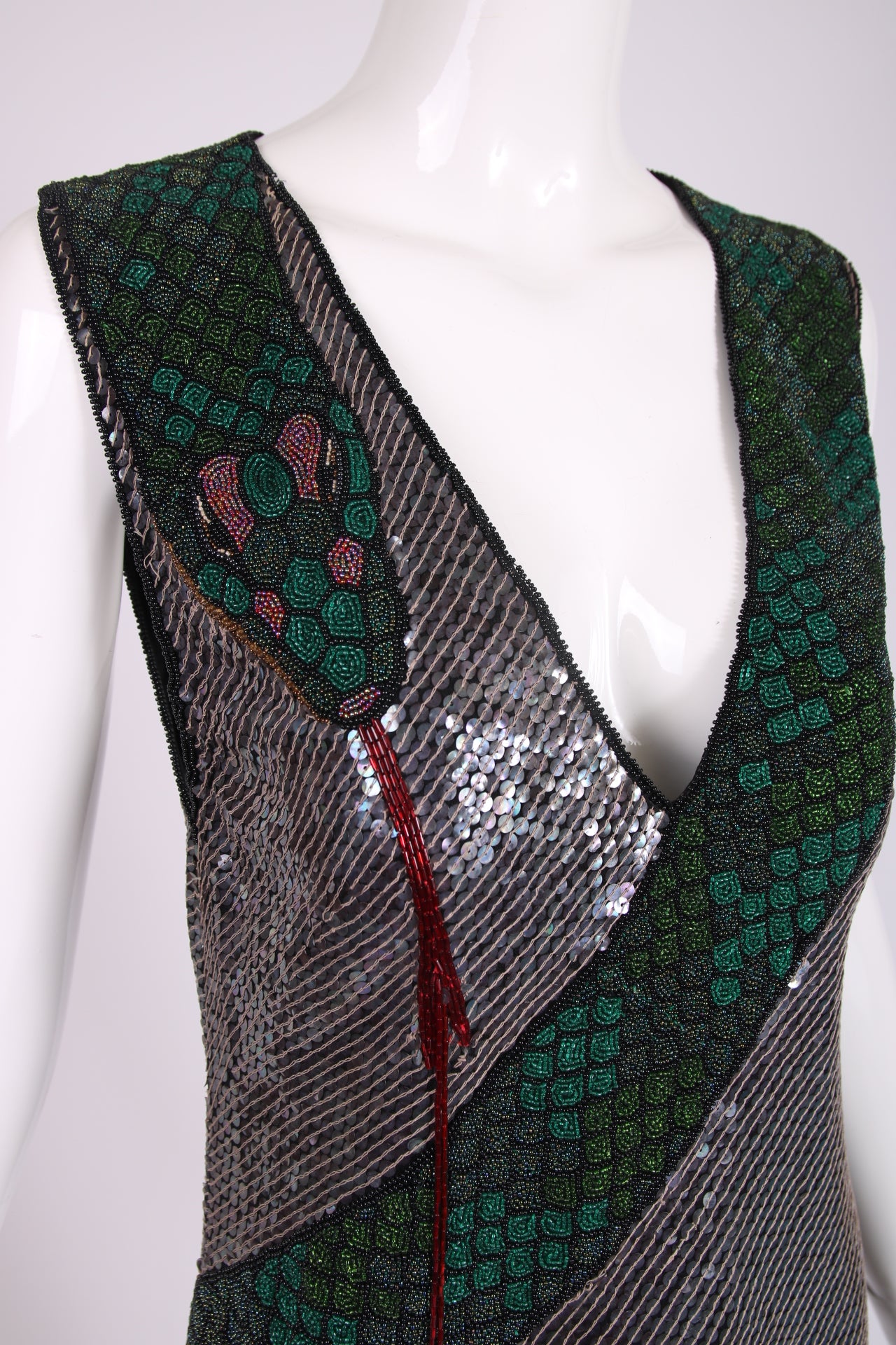 Raro mini abito vintage di Krizia con perline e paillettes a motivo di serpente, caratterizzato da un serpente avvolgente con una lingua di perline rosse che pende dal vestito sul davanti. In ottime condizioni, con qualche piccola perdita di perline