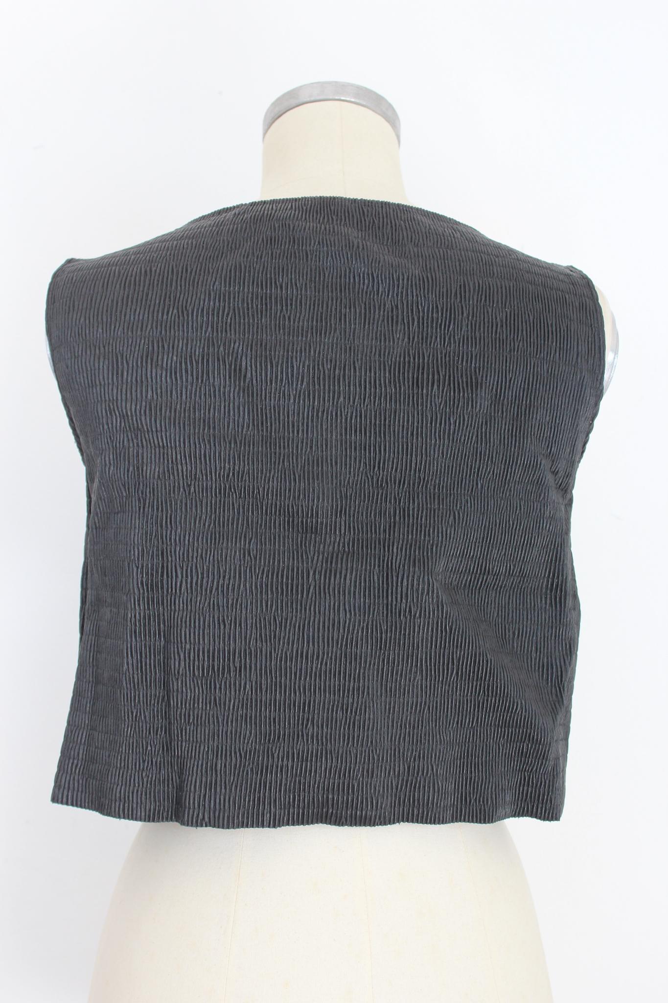 Krizia - Haut court vintage plissé en faux cuir noir, années 80 Pour femmes en vente