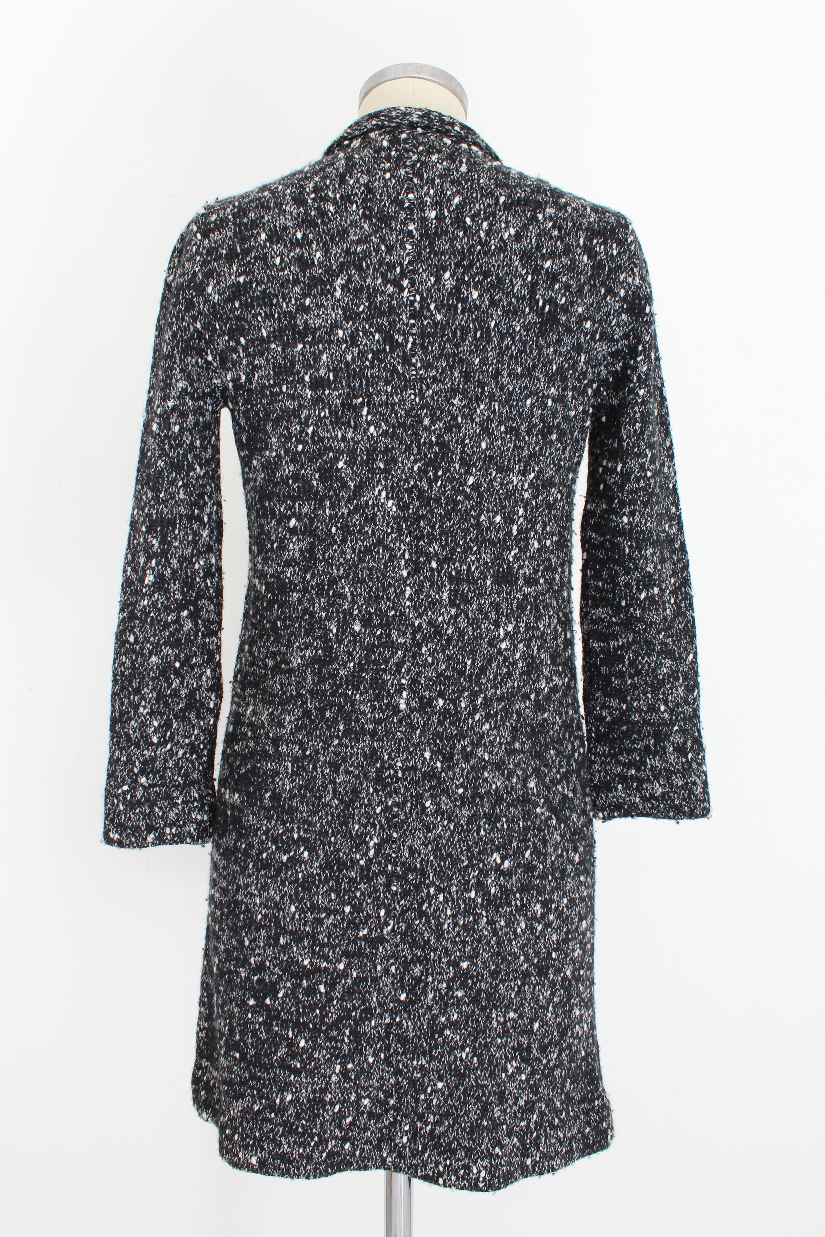 Krizia 80er Jahre Vintage Pullover für Frauen. Lange Jacke, Knopfverschluss und Seitentaschen. Schwarze und weiße Farbe, Wollstoff. Hergestellt in Italien.

Zustand: Sehr gut

Artikel in ausgezeichnetem Zustand. Das Trikot weist leichte