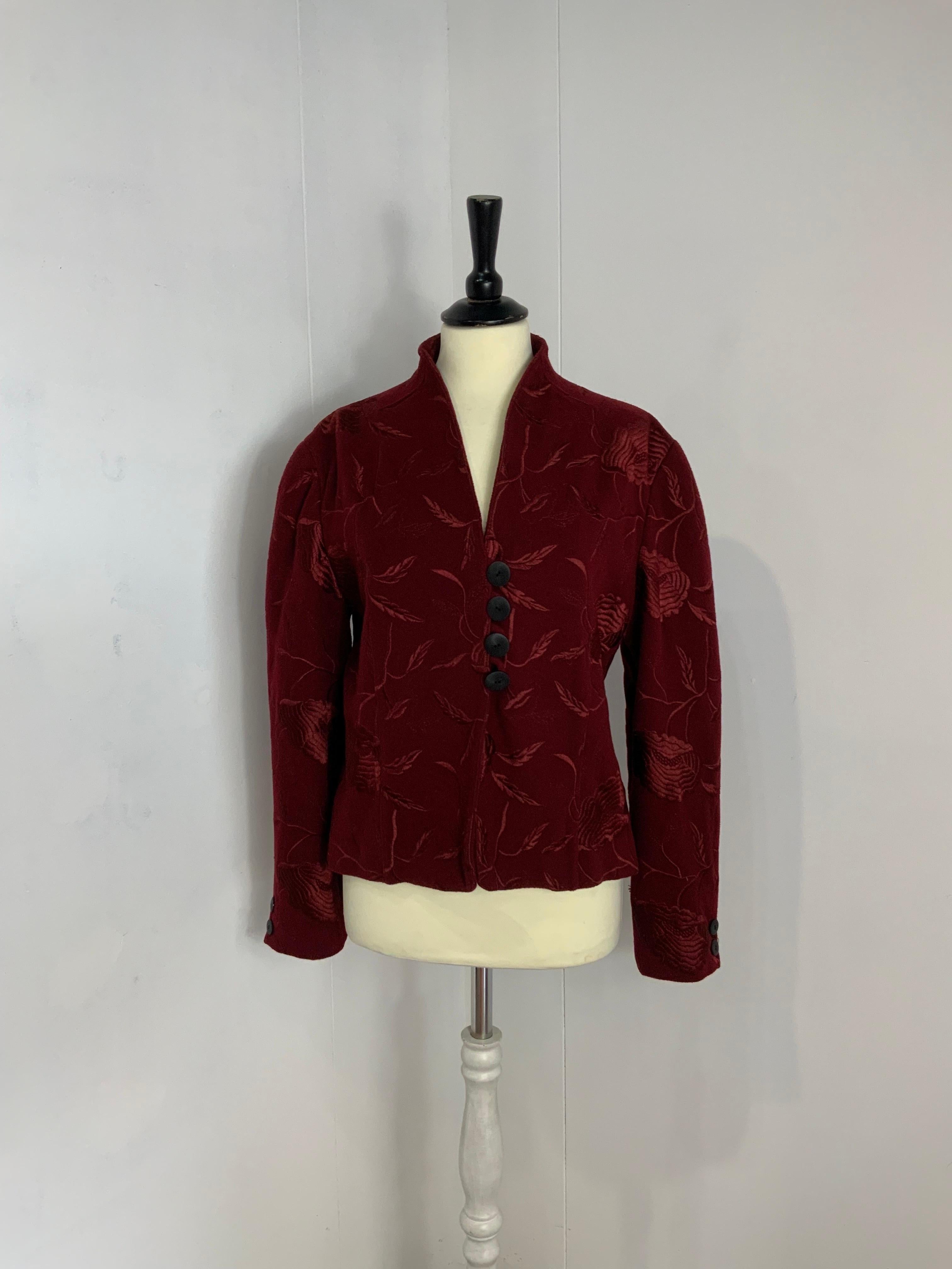 Krizia vintage jacket.
In wool, viscose, nylon and cashmere.
Beautiful floral embroidery.
Italian size 44
Shoulders 46 cm
Bust 48 cm
Length 58 cm
Excellent general condition, it shows signs of normal use and some pulled threads.