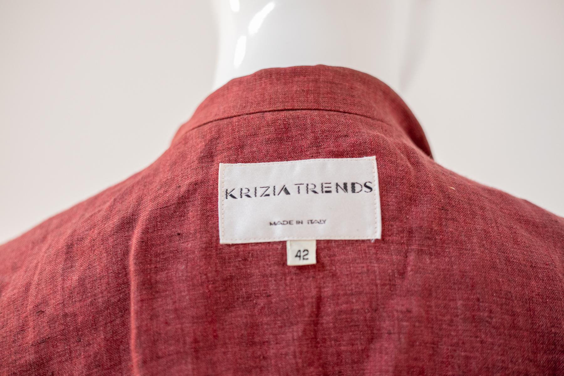 Beautiful and fresh vintage linen shirt designed by Krizia in the 1990s, made in Italy.
The collar has the typical list cut, with the slit in the middle, very soft connects to the central part of the shirt consisting of 3 round golden, elegant