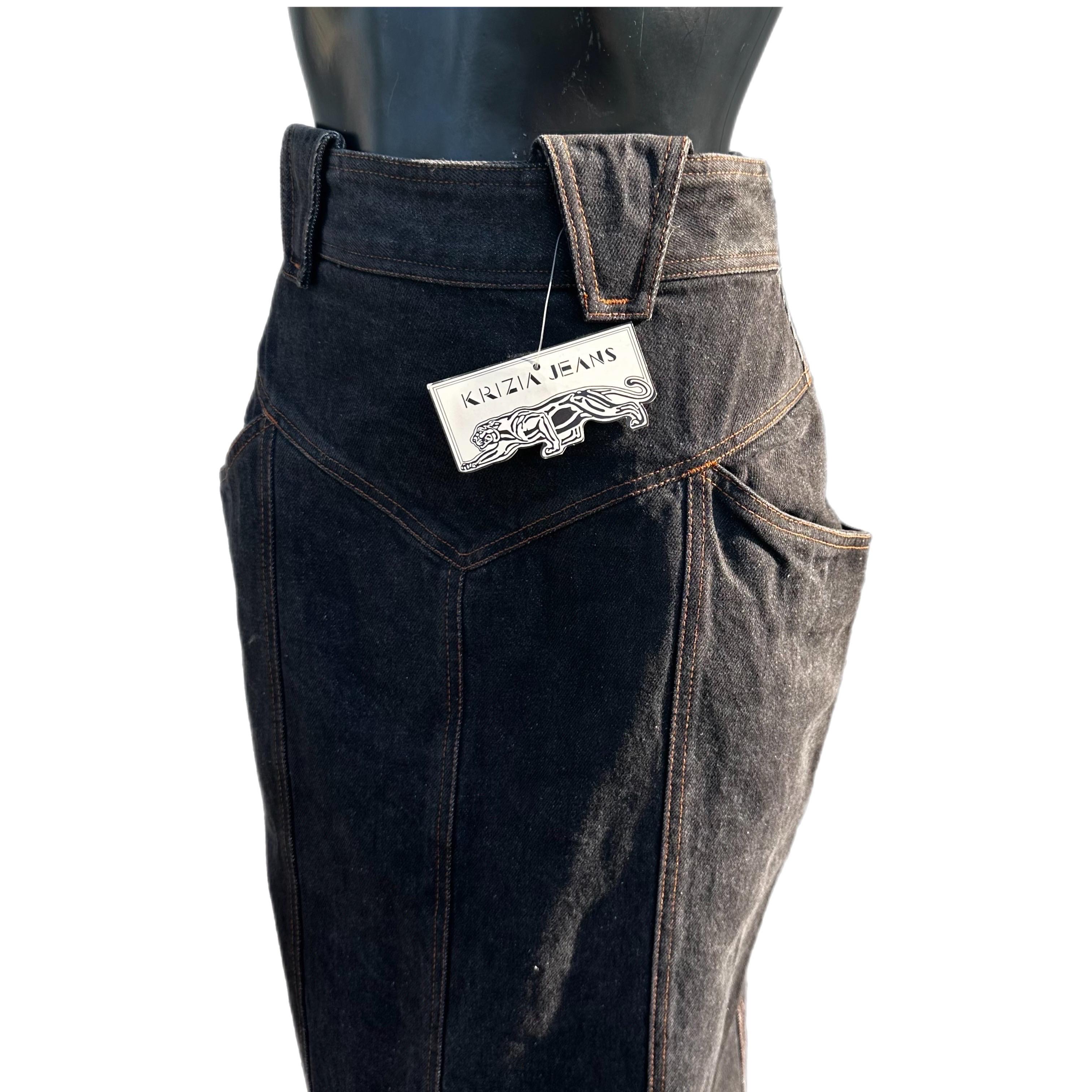 70s vintage skirt in black jeans with tag.
28cm long front zipper
size M
measures:
waist 34cm
Hips 48cm
length 82cm