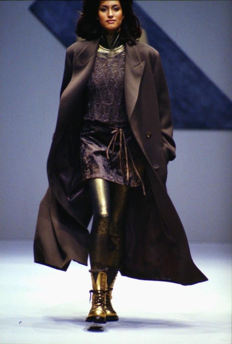 Krizia F/W 1992 runway catsuit
Gold and bronze stretchy poly blend
Foot straps
Zipper closure

Marked size 42 IT

Measurements:
shoulders 39 cm - 15.5 in
bust 86-100 cm - 34-39.5 in
waist 68-81 cm - 27-32 in
hips 80-96 cm - 31.5-38 in
length 151 cm