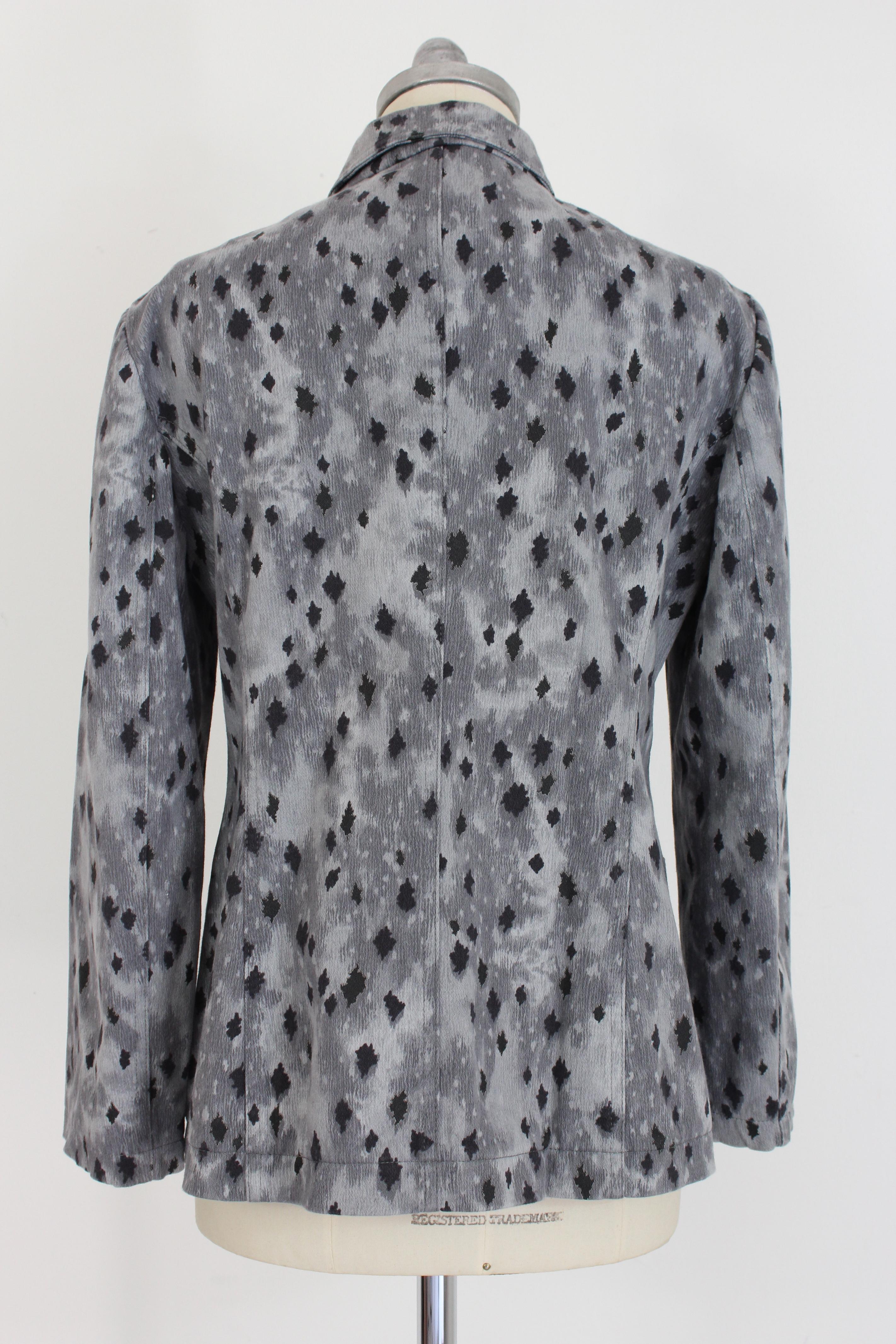 Krizia Jeans vintage 80s women's jacket. Gray and black blazer with spotted print. 97% cotton, 3% elastane fabric. Inside there is the lining in the shoulder part. Made in Italy.

Condition: Excellent

Article used few times, it remains in its