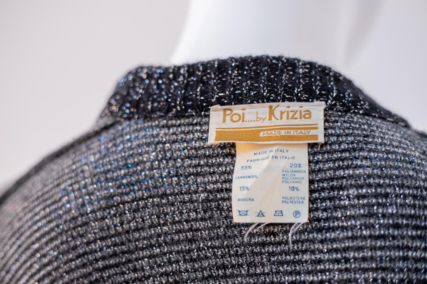 Magnifique et élégant cardigan vintage en laine conçu dans les années 1990 par Krizia, fabriqué en Italie.
Le cardigan est très simple, mais percutant. Il est entièrement réalisé en laine grise à motif de losanges, sa longueur atteint les