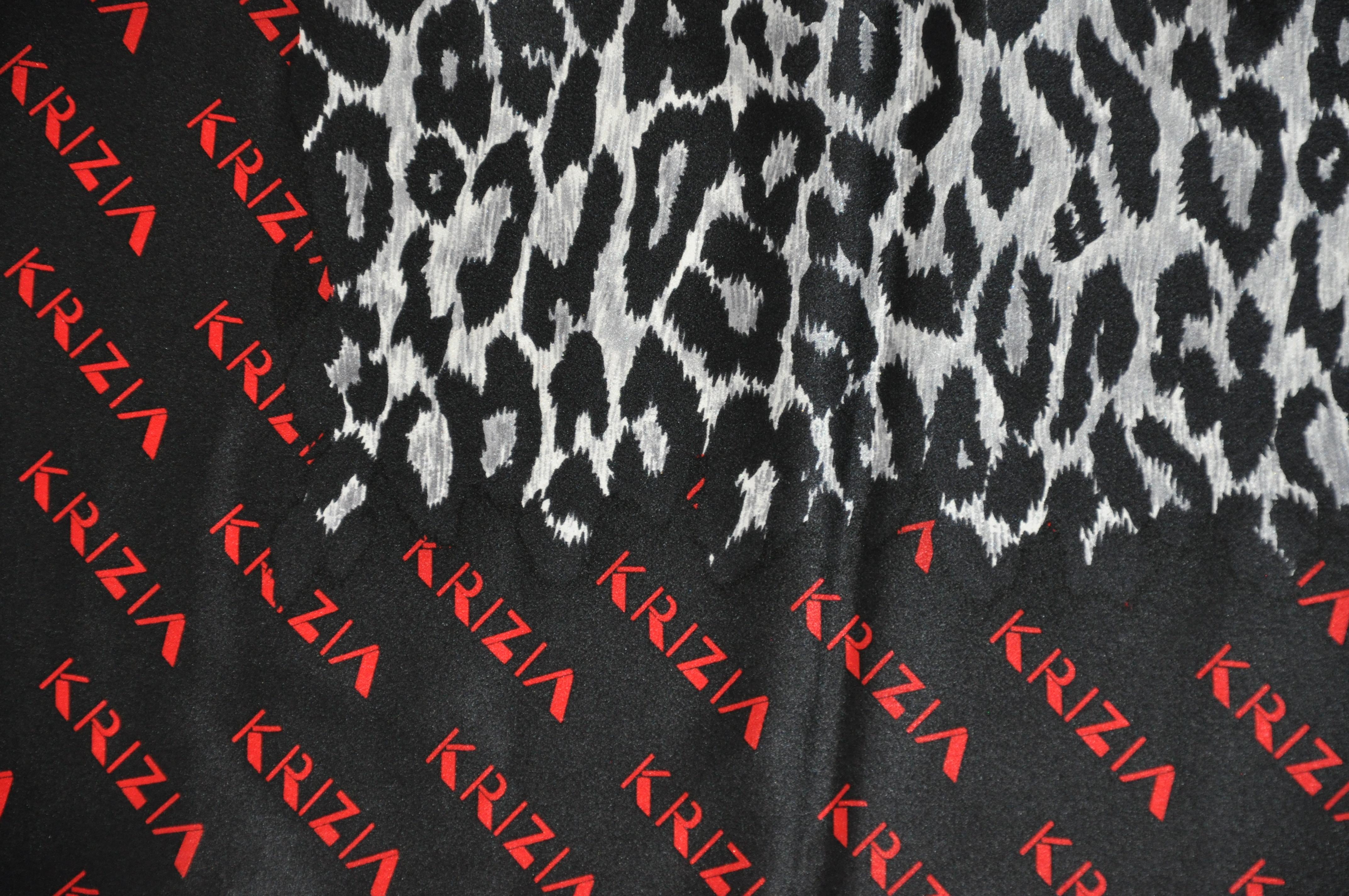Noir Krizia Majestic - Écharpe en soie noire et grise à imprimé léopard en acier en vente