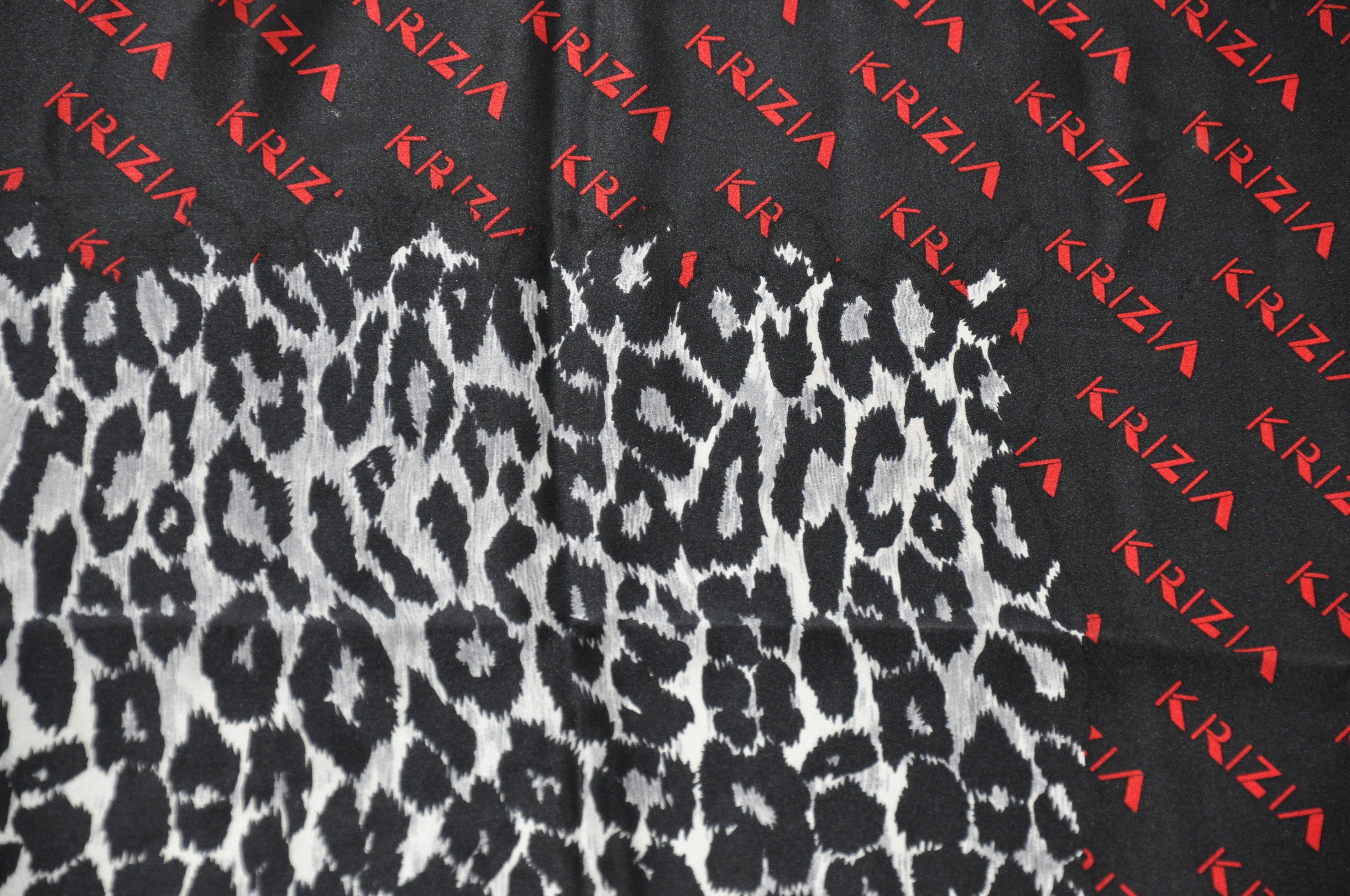 Krizia Majestic - Écharpe en soie noire et grise à imprimé léopard en acier en vente 1