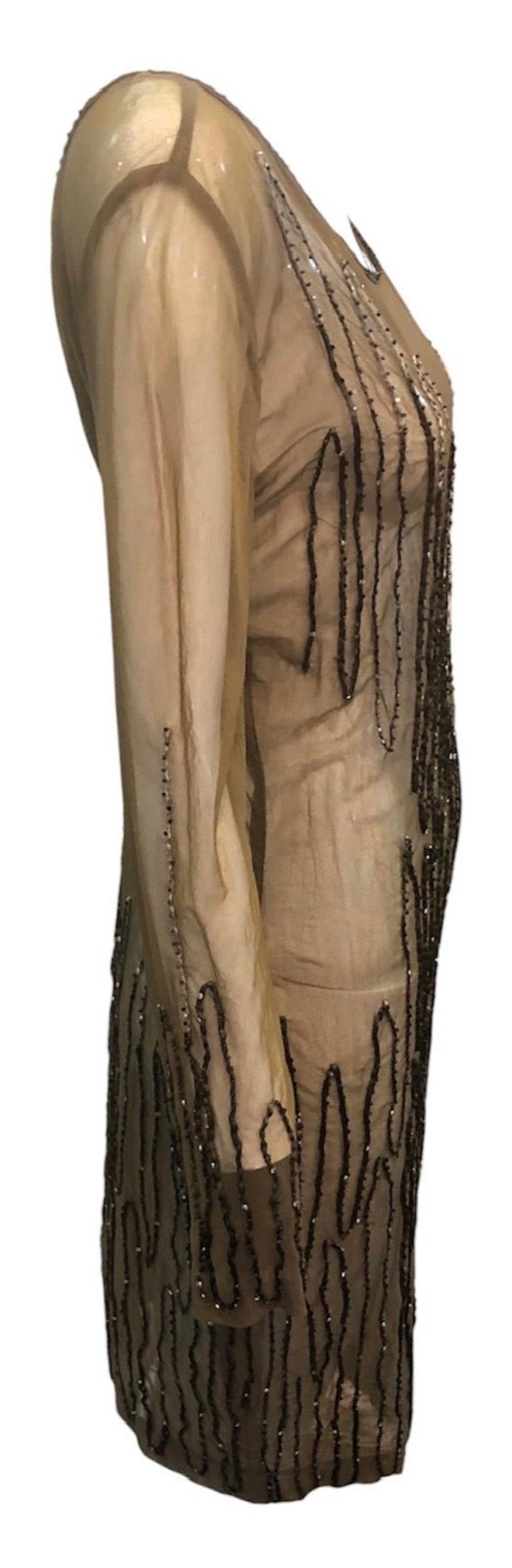 Ein sexy Angebot des italienischen Labels Krizia aus den frühen 2000er Jahren. Olivgrünes Mesh Body Con Kleid im Etuistil. Avantgardistischer Perlenspritzer, der vom Saum heraufkrabbelt. Can mit einem Slip getragen werden oder vielleicht mit etwas