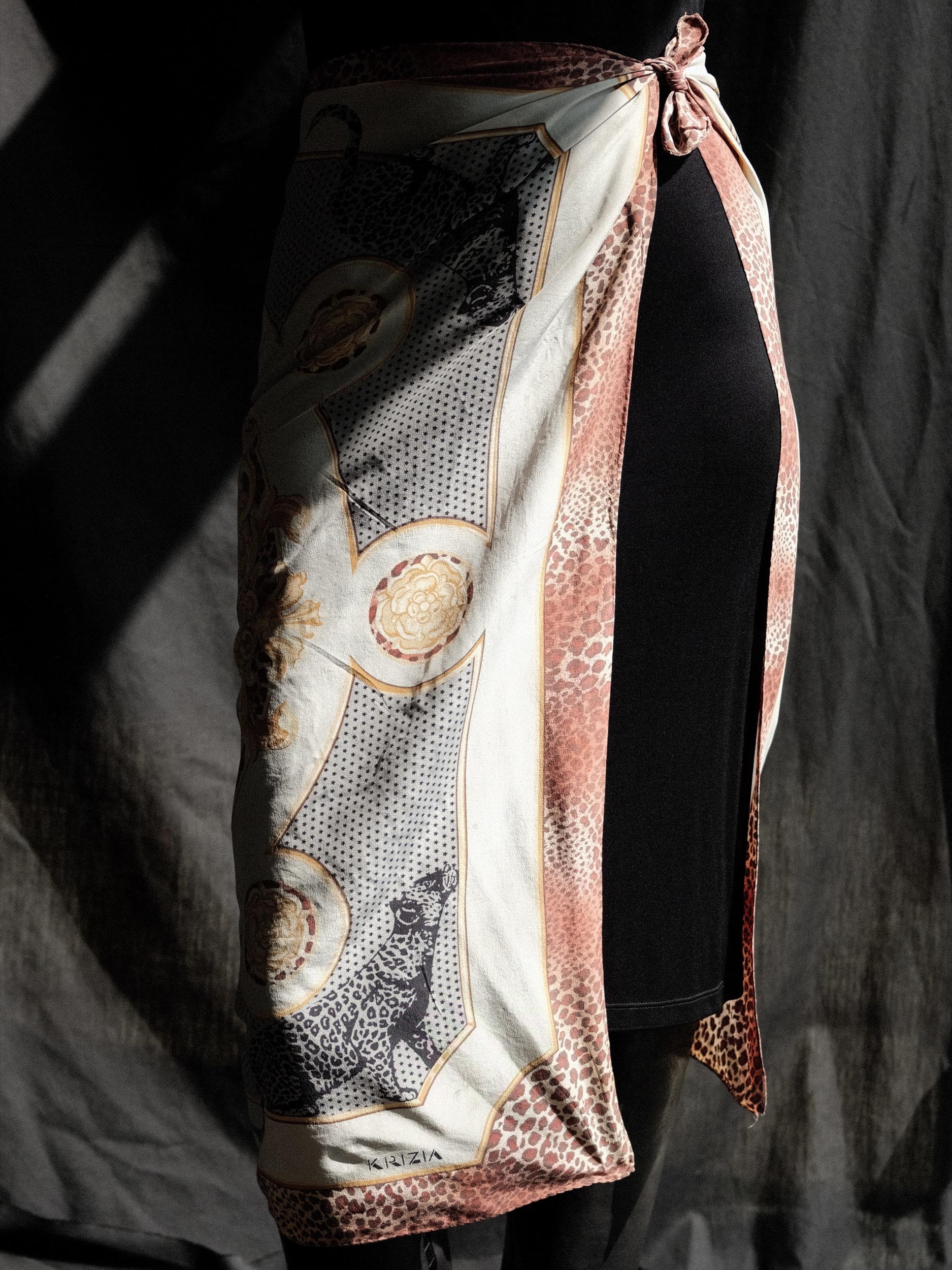 Krizia-Schal aus weichem Seidenkrepp de Chine 34x35 1980er Jahre 1990er Jahre für Damen oder Herren im Angebot