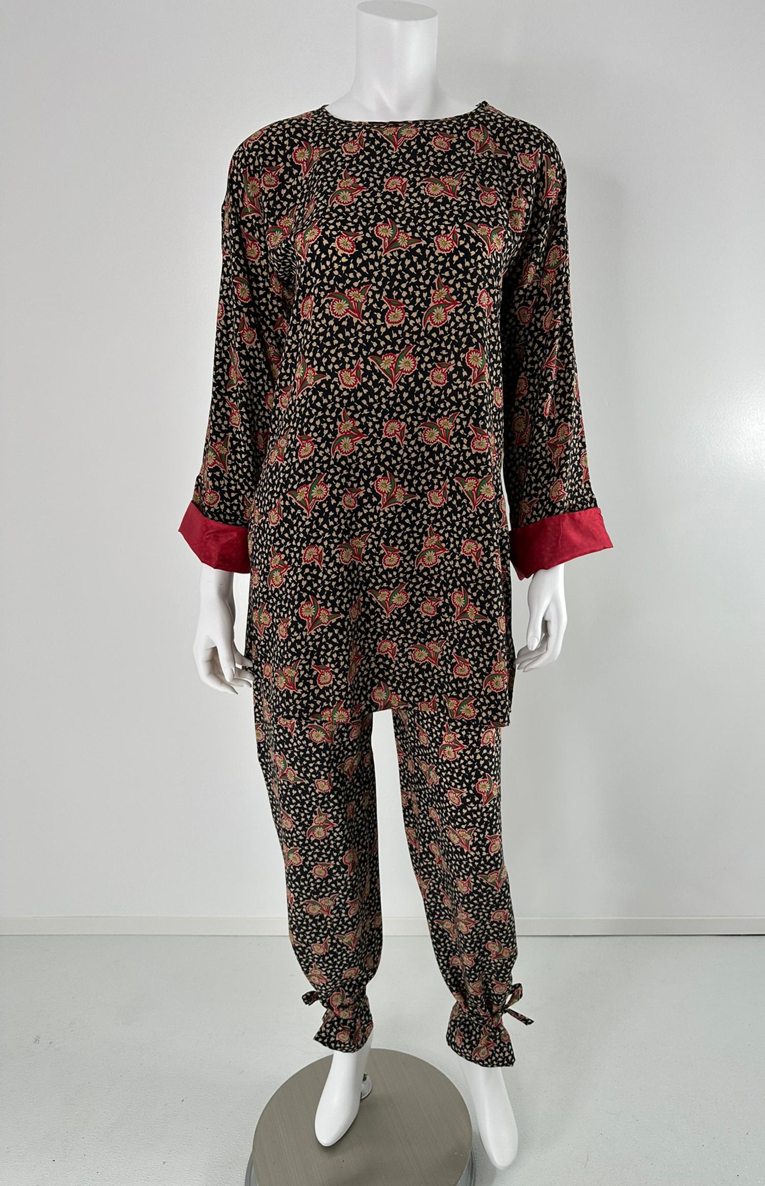 Krizia, tunica in seta con stampa floreale e set di pantaloni con lacci alla caviglia, anni '80  38 in vendita 7