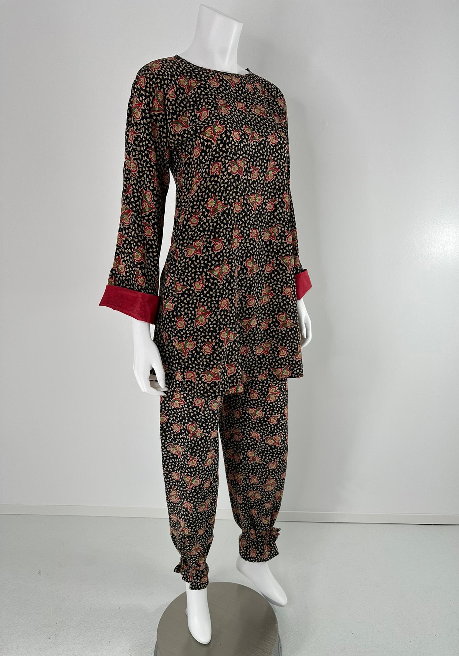 Krizia, tunica in seta con stampa floreale e set di pantaloni con lacci alla caviglia, anni '80  38 in vendita 8