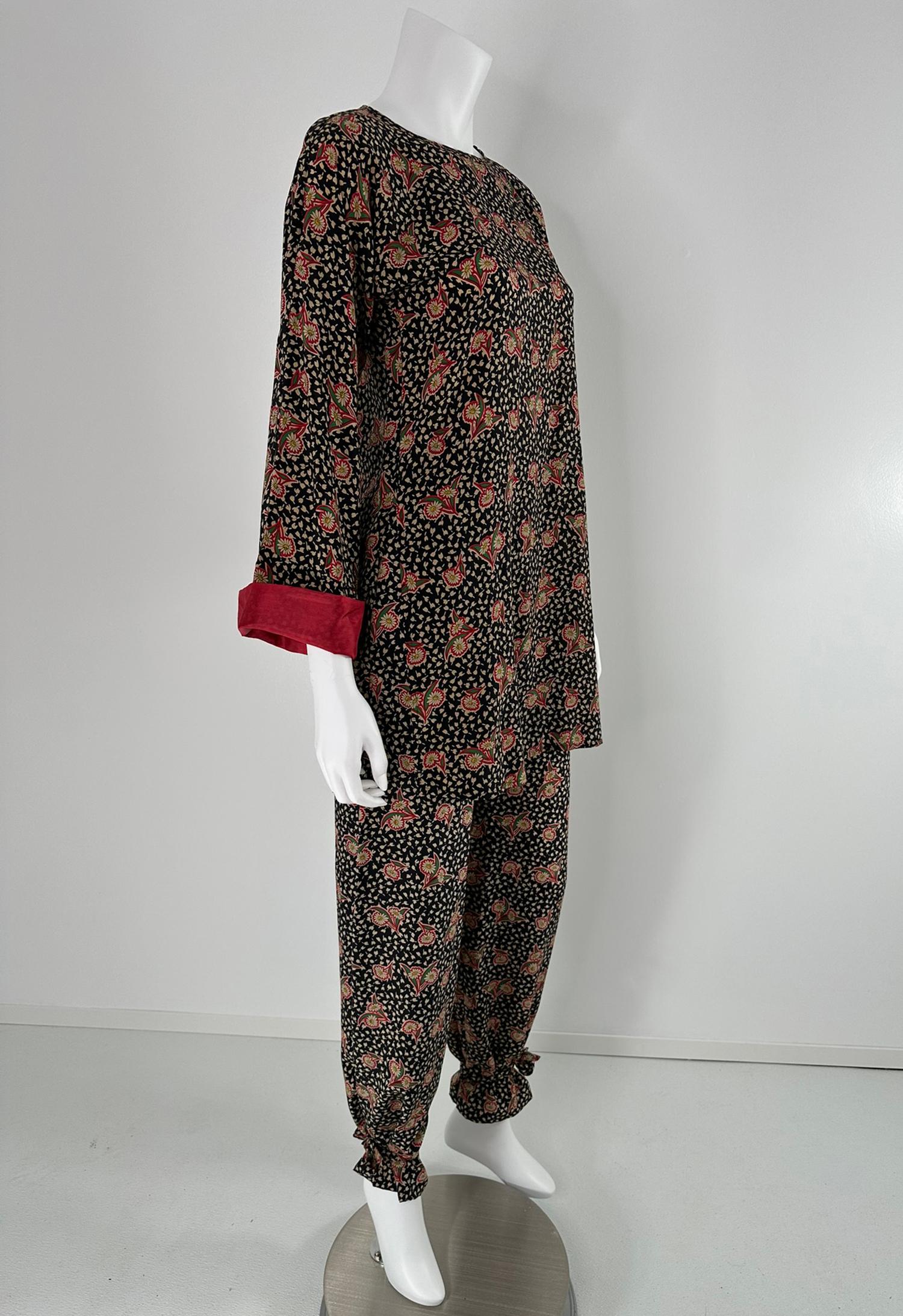 Krizia, tunica in seta con stampa floreale e set di pantaloni con lacci alla caviglia, anni '80  38 in vendita 9