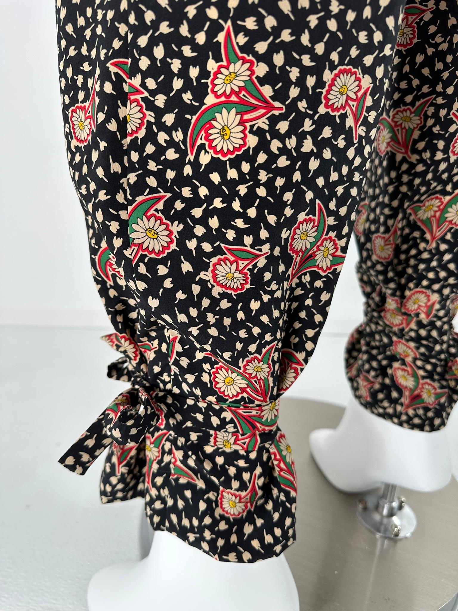 Krizia, tunica in seta con stampa floreale e set di pantaloni con lacci alla caviglia, anni '80  38 in vendita 10