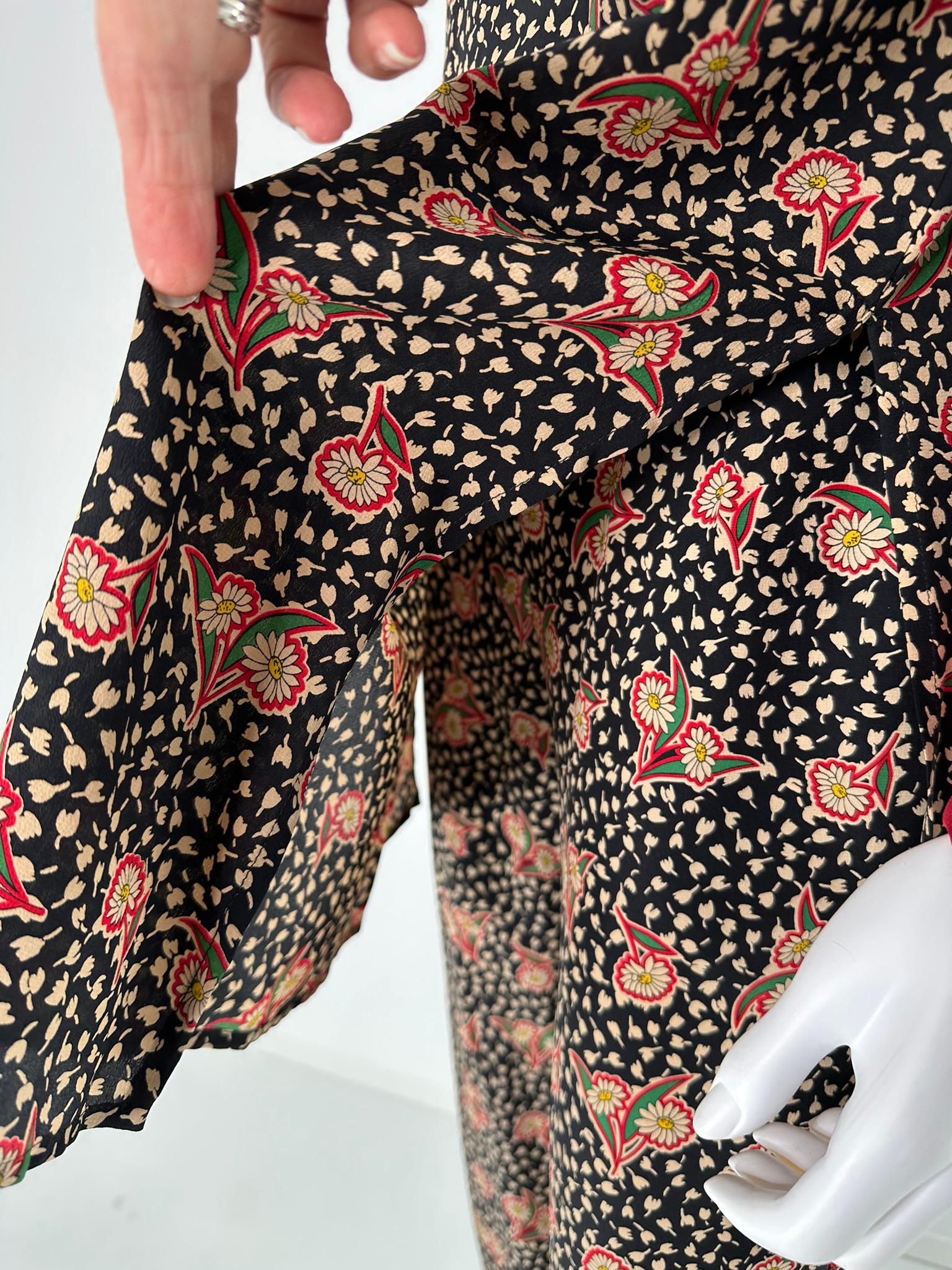 Krizia, tunica in seta con stampa floreale e set di pantaloni con lacci alla caviglia, anni '80  38 in vendita 11
