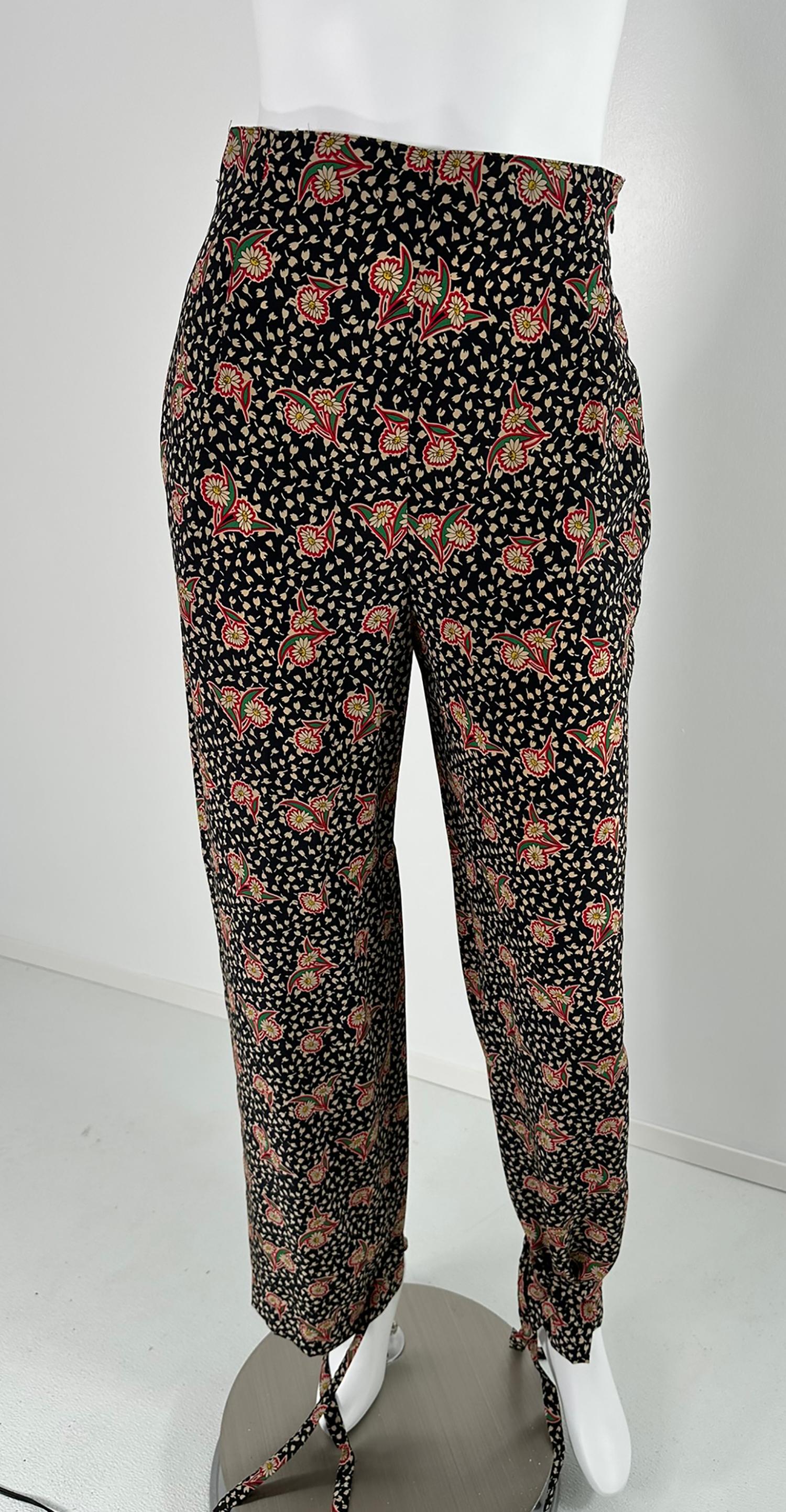 Krizia, tunica in seta con stampa floreale e set di pantaloni con lacci alla caviglia, anni '80  38 in vendita 12