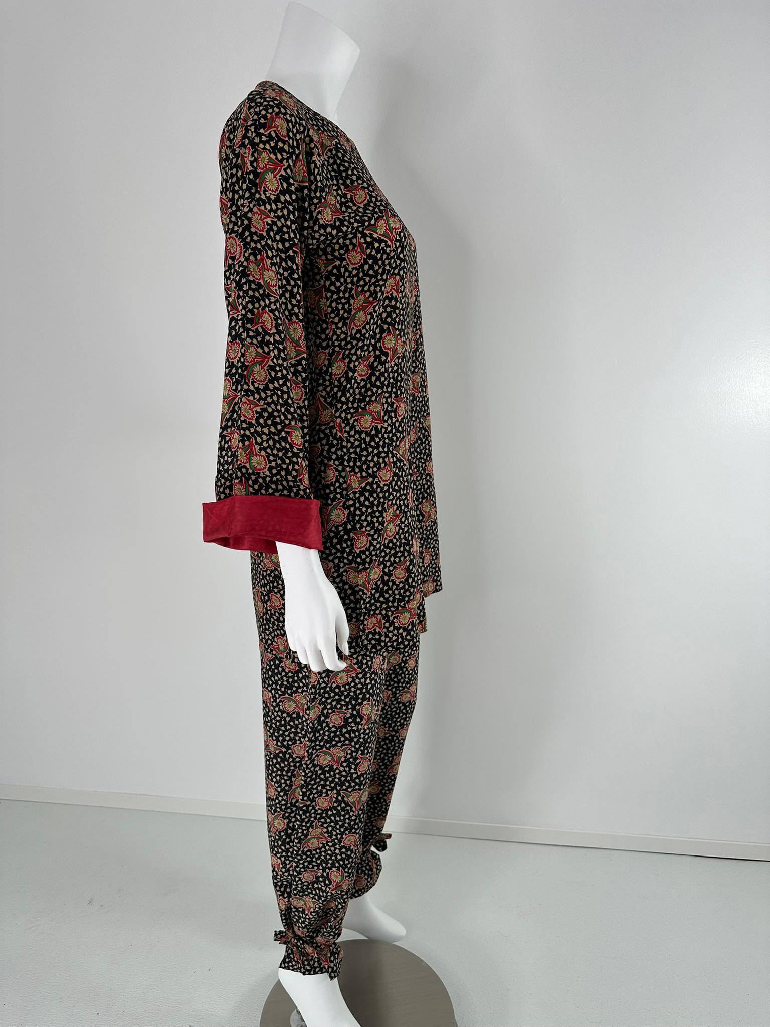 Nero Krizia, tunica in seta con stampa floreale e set di pantaloni con lacci alla caviglia, anni '80  38 in vendita