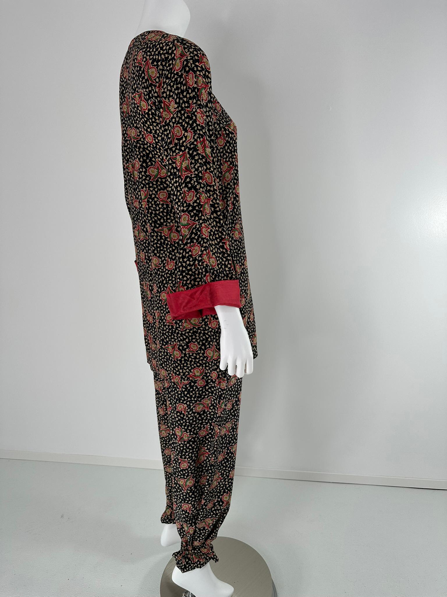 Krizia, tunica in seta con stampa floreale e set di pantaloni con lacci alla caviglia, anni '80  38 In condizioni buone in vendita a West Palm Beach, FL