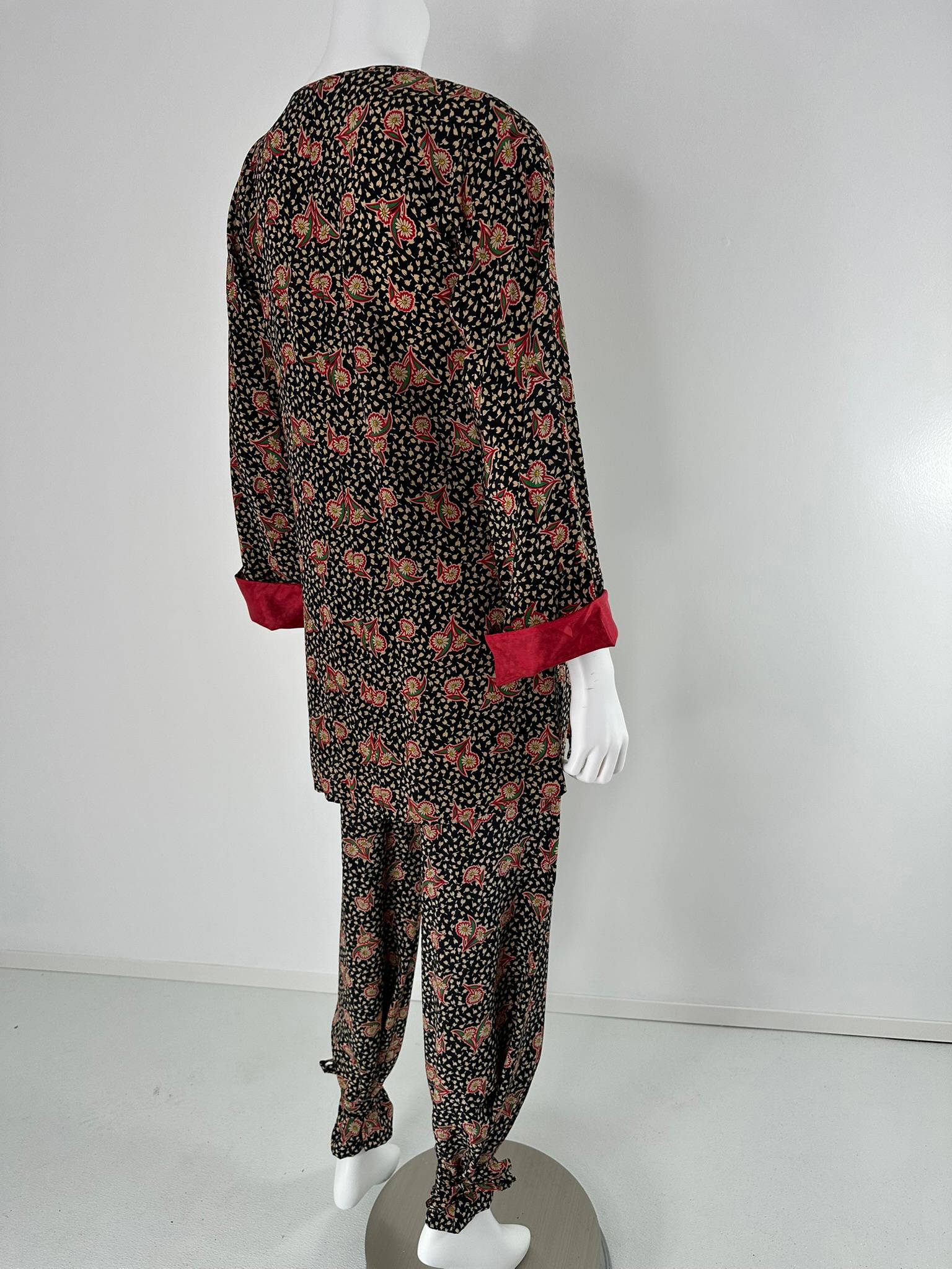 Donna Krizia, tunica in seta con stampa floreale e set di pantaloni con lacci alla caviglia, anni '80  38 in vendita
