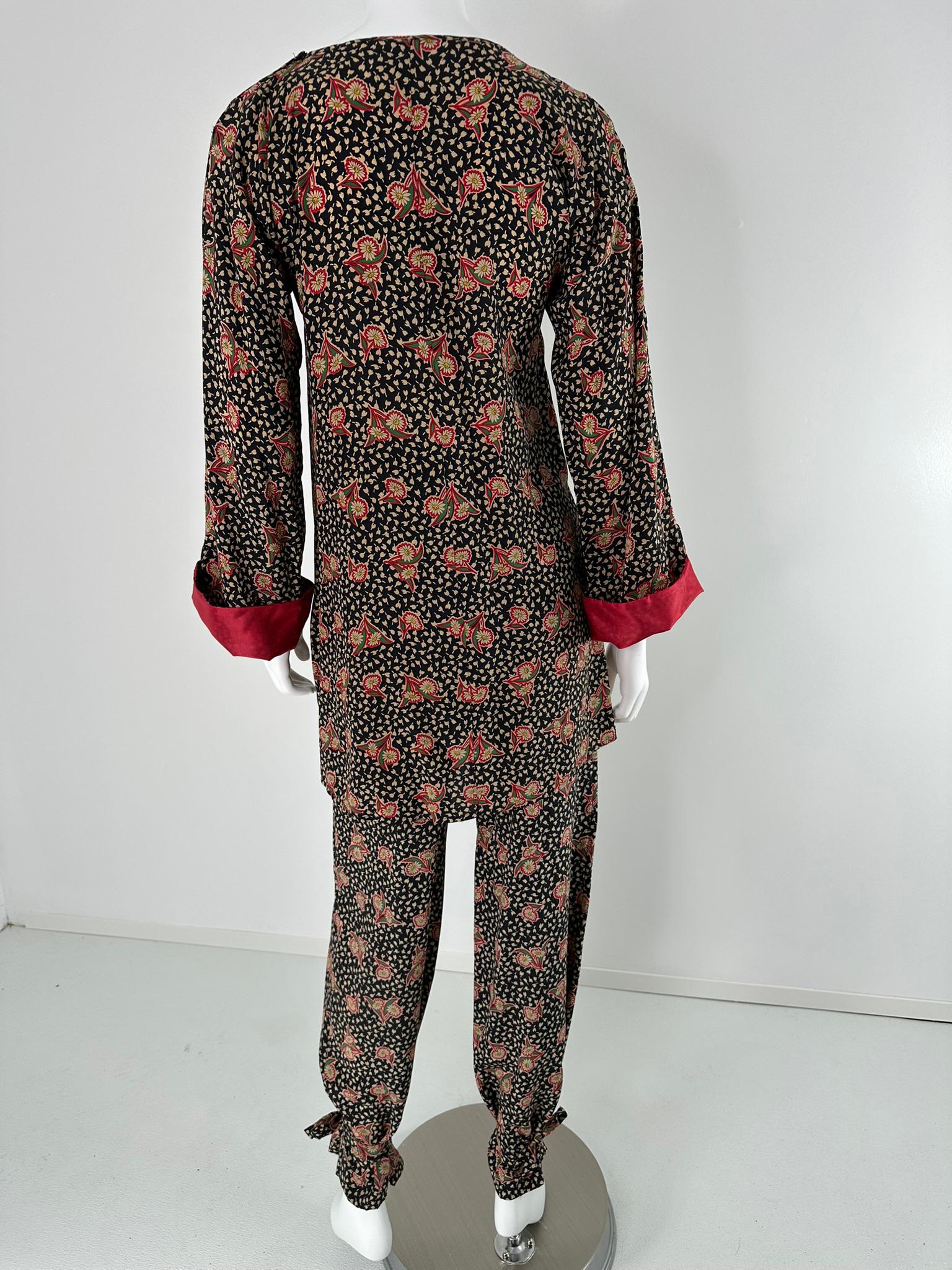 Krizia, tunica in seta con stampa floreale e set di pantaloni con lacci alla caviglia, anni '80  38 in vendita 1