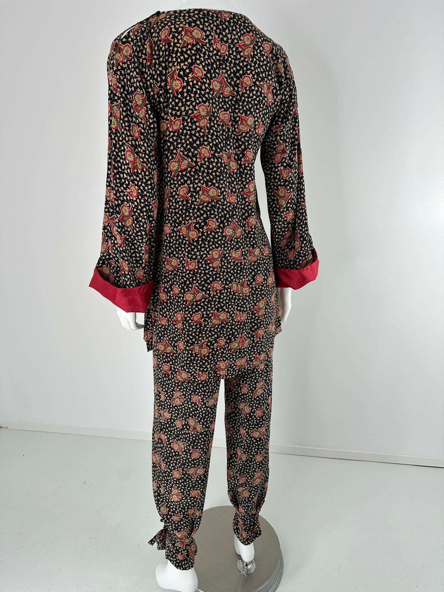 Krizia, tunica in seta con stampa floreale e set di pantaloni con lacci alla caviglia, anni '80  38 in vendita 2