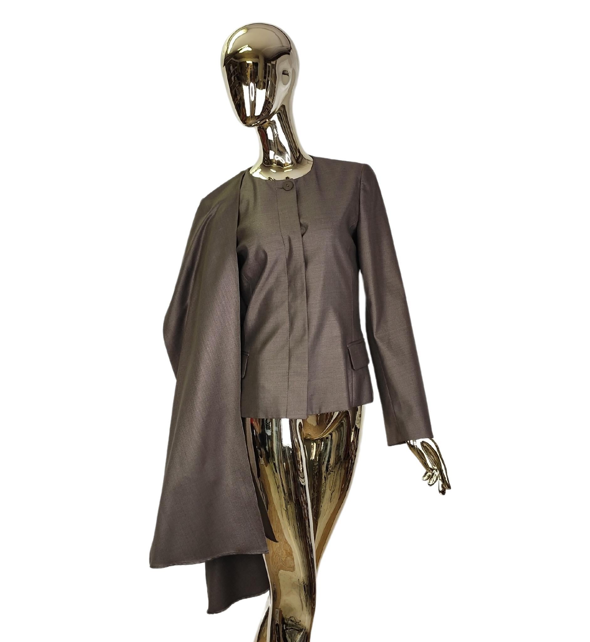 Krizia Top scarf blazer
Wool and silk
Lined

Marked size 42 IT
Measurements:
shoulders 40.5 cm - 16 in
bust 89 cm - 35 in
waist 76 cm - 30 in
hips 81 cm - 32 in
length 61 cm - 24 in

Great conditions
Minor hole in the lining