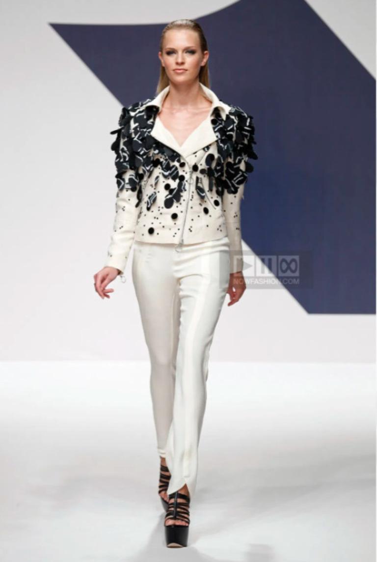 Krizia Top S/S 2013 runway jacket
Retail price €2307
Cream colored linen and silk blend
Silk petals and sequins applications
Double breasted biker style closure

Marked size 44 IT

Measurements:
shoulders 45.5 cm - 18 in
bust 104 cm - 41 in
waist