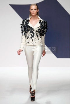 Krizia Top Pasarela S/S 2013 Chaqueta biker de seda adornada