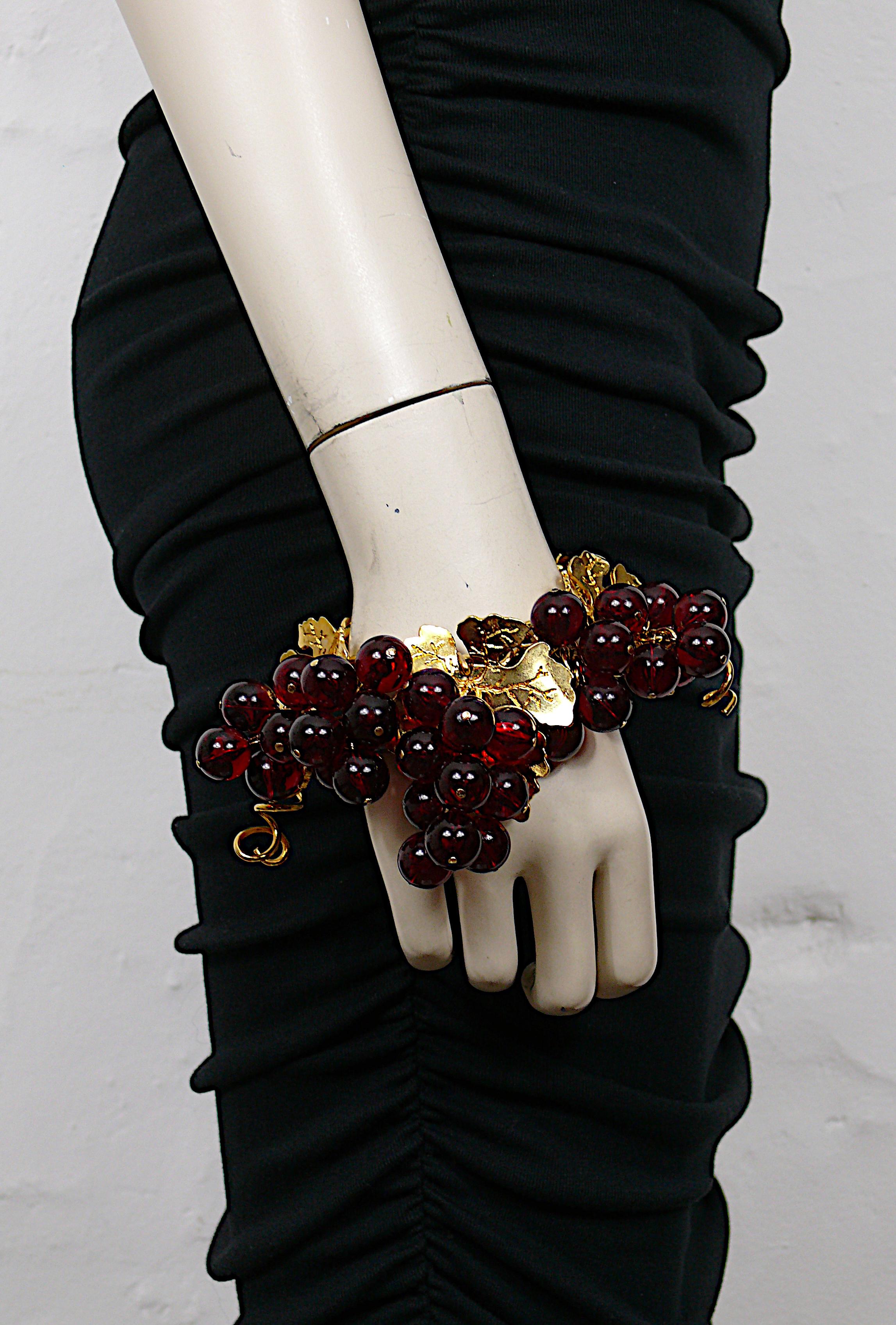 KRIZIA vintage gold tone link bracelet featuring gold tone leaves and gorgeous bunches of grapes in red resin.

Lobster clasp closure.

Embossed KRIZIA Made in Italy.

Indicative measurements : length approx. 21 cm (8.27 inches).

Material : Gold