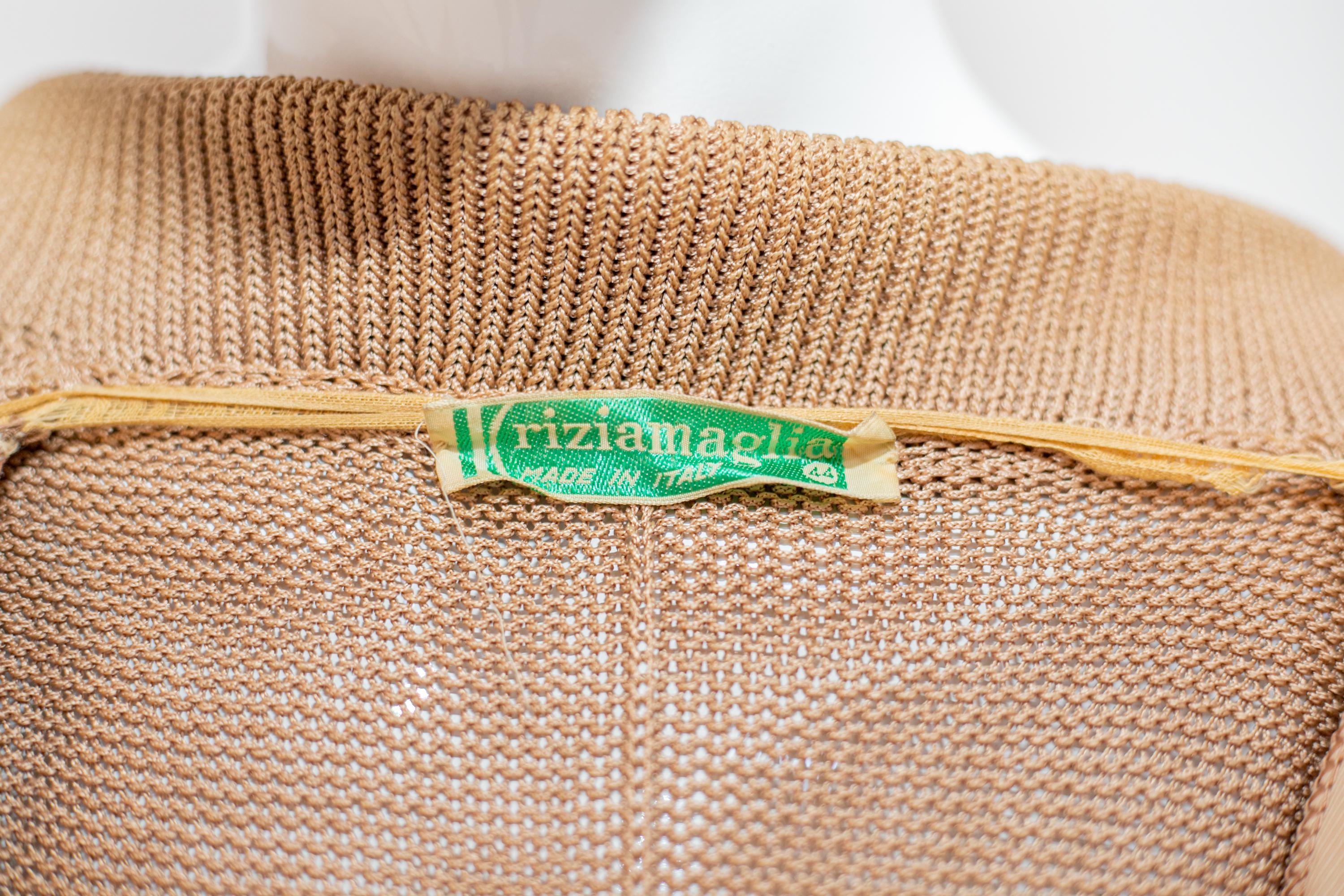 Joli cardigan vintage en coton de Krizia des années 1990, fabriqué en Italie.
ÉTIQUETTE ORIGINALE.
Le cardigan est entièrement réalisé en coton camel et possède des manches longues avec des poignets souples mais plus étroits au niveau du poignet. Le