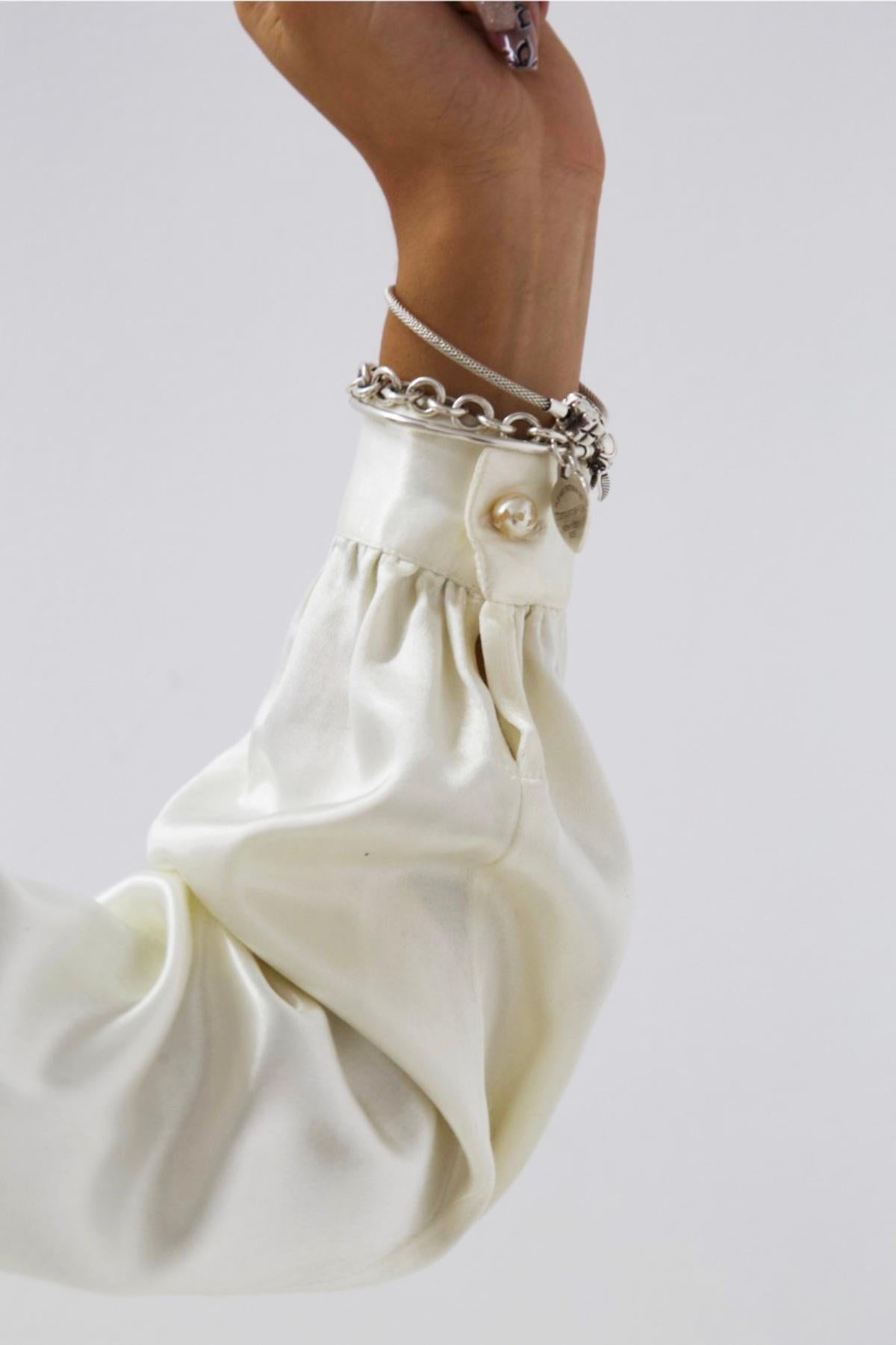 Splendide chemise blanche brillante conçue par Krizia dans les années 1980, belle fabrication italienne.
ÉTIQUETTE ORIGINALE.
La chemise est entièrement réalisée en viscose blanche brillante, très élégante.
Les manches sont longues avec une