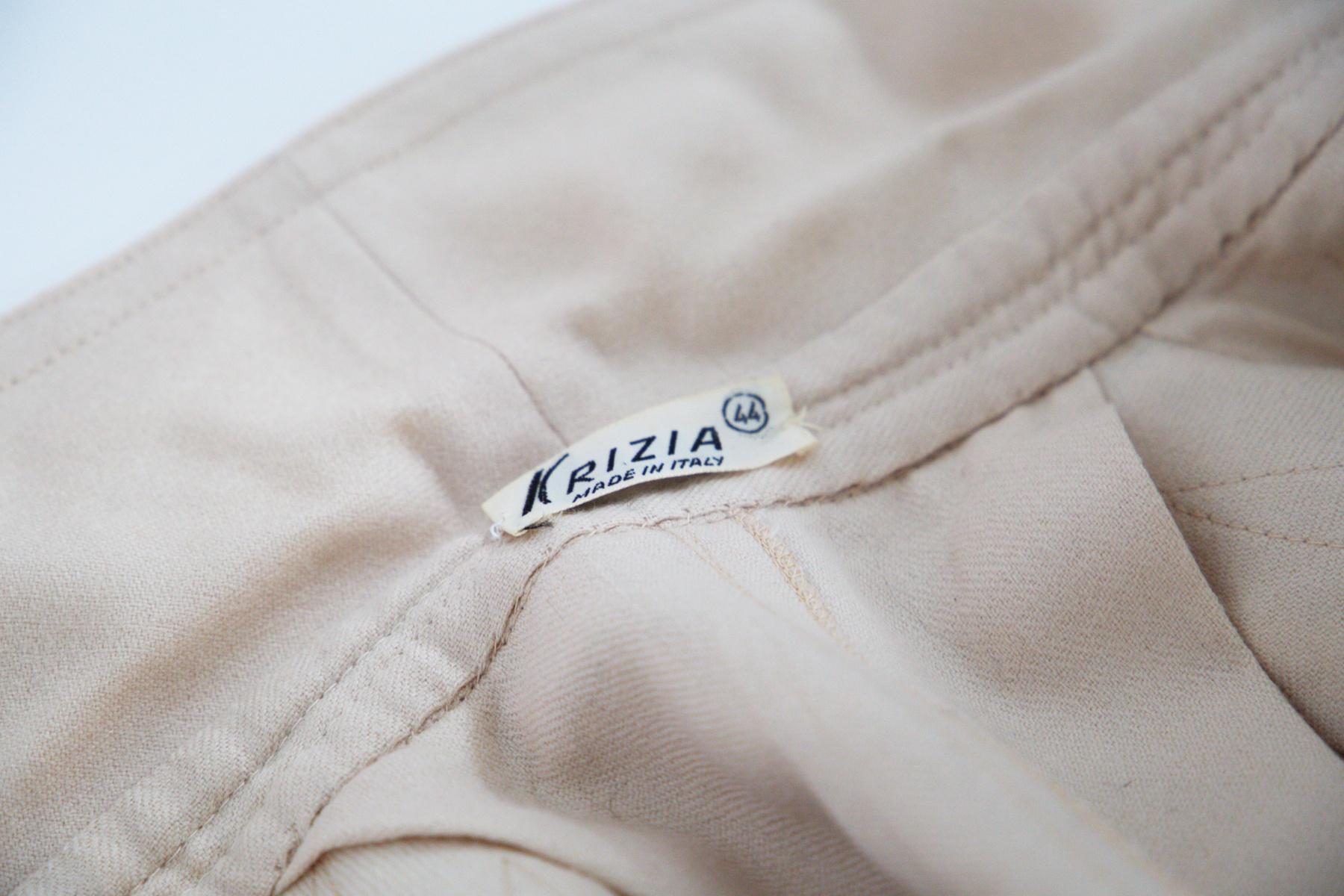 Robe beige sensuelle de Krizia des années 1990, fabriquée en Italie.
La robe est entièrement faite de coton beige et est longue jusqu'en dessous des genoux, avec des manches longues.
La robe a des manches longues agrémentées de bretelles fines et