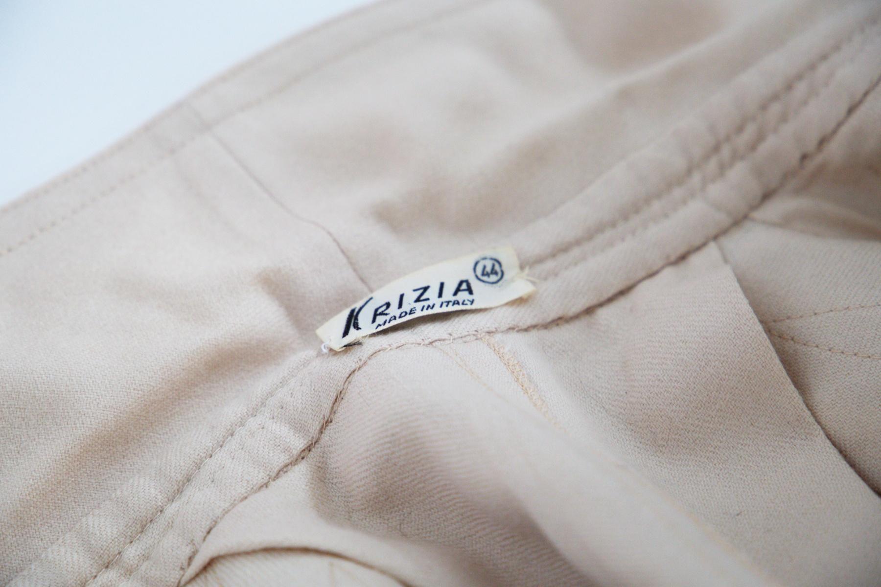 Sensual vestido beige de Krizia de los años 90, fabricado en Italia.
El vestido es totalmente de algodón beige y es largo hasta por debajo de las rodillas, con mangas largas.
El vestido tiene mangas largas adornadas con tirantes finos y suaves.
El