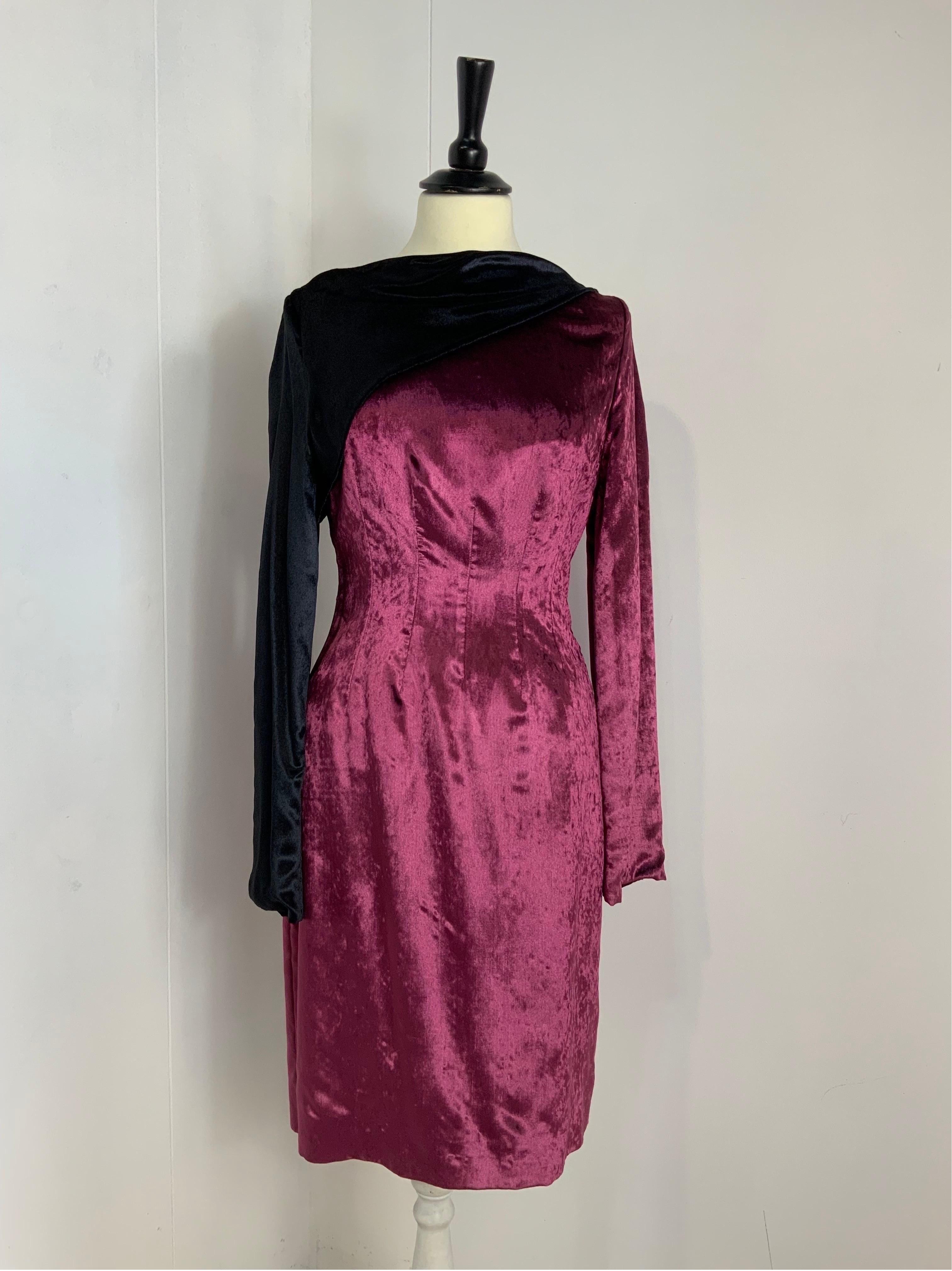 In acetate and cupro. Velvet effect. Lined.
Italian size 42.
Shoulders 42 cm
Bust 40 cm
Waist 34 cm
Length 95 cm
Side zip closure.
Excellent general conditions, it shows some signs of normal use.