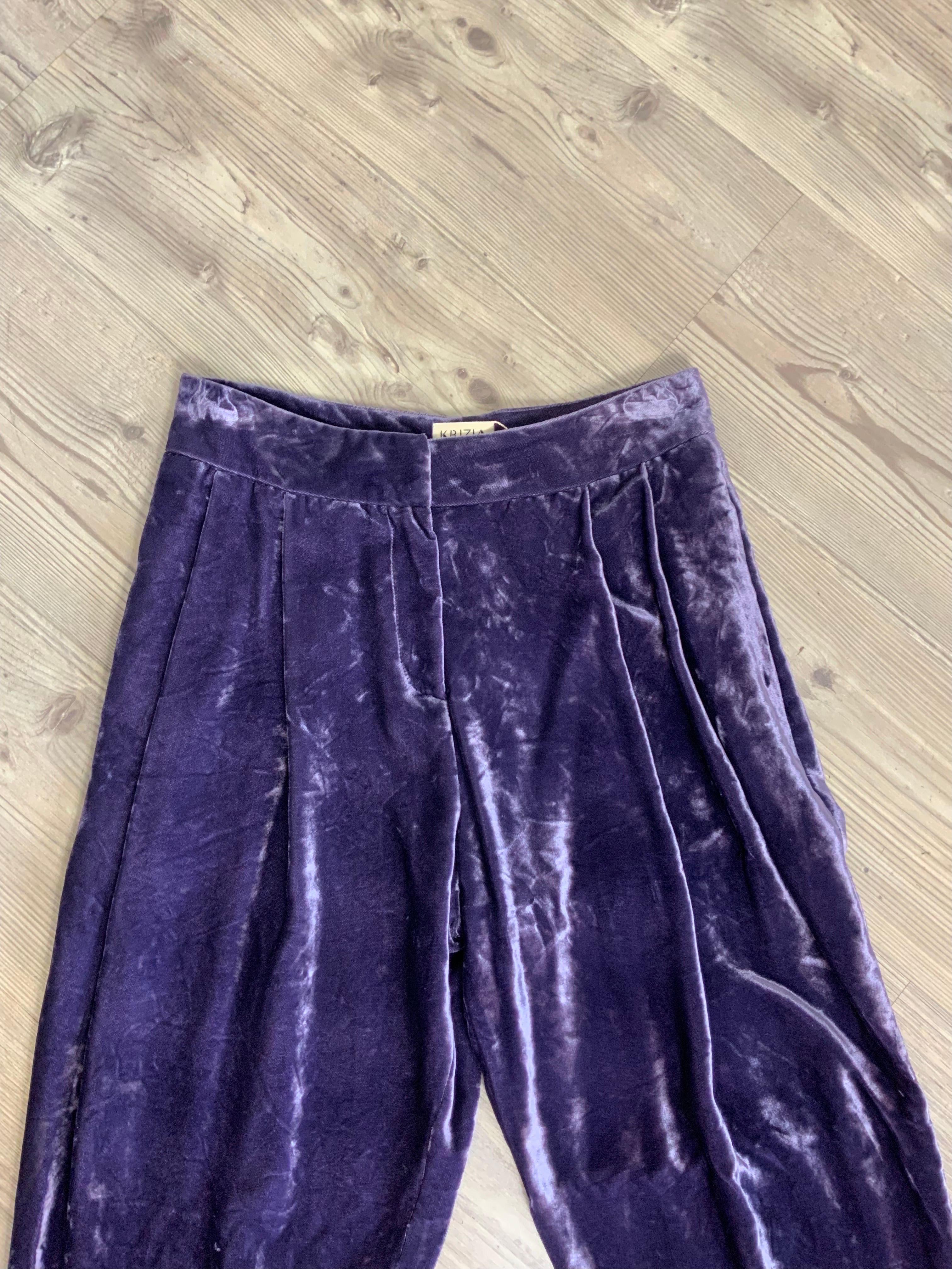 VIOLET KRIZIA TROUSERS
In purple cupro. Velvet effect.
Italian size 42.
Waist 38 cm
Hips 50 cm
Length 106 cm
Although they are new with tags, they have minimal hanger marks on the fabric as seen in pics