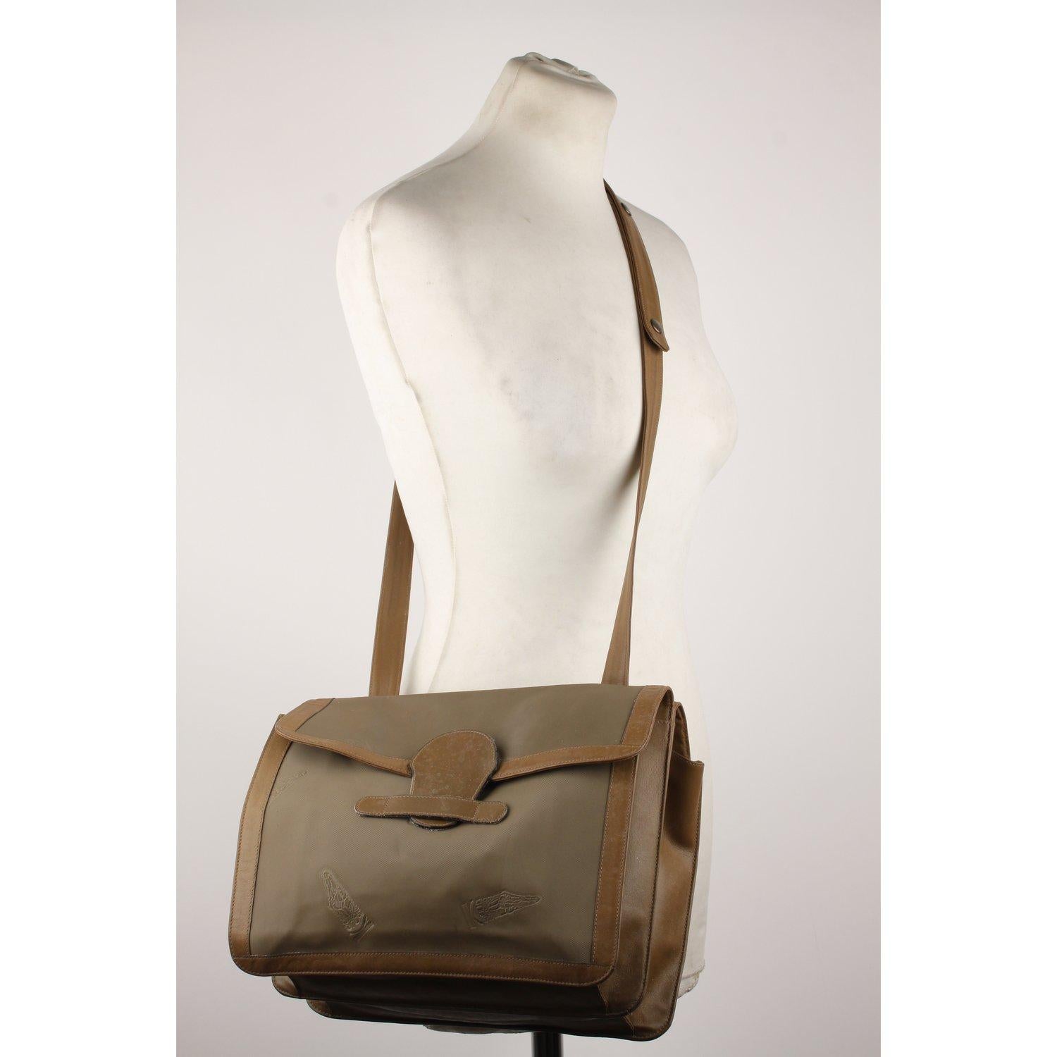 MATERIAL: Canvas COLOR: Green MODEL: Messenger Bag GENDER: Women SIZE: Medium Condition CONDITION DETAILS: B :GOOD CONDITION - Some light wear of use - Some scratches on leather trim due to normal use, some wear of use on the internal lining