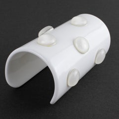 Krizia Bracciale Bangle in Lucite con Cabochon in Resina Bianca