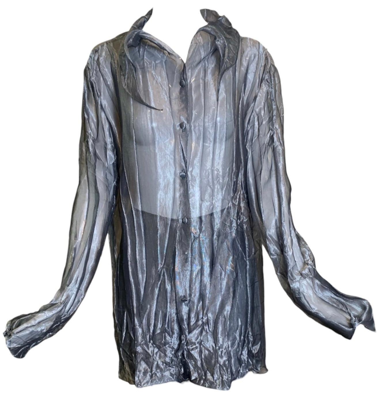Krizia Avant Garde, un ensemble di camicia e pantaloni permamente stropicciati.  Miscela di seta e poliestere, argento metallizzato e trasparente. Camicia extra lunga con bottoni e polsini da annodare, pantaloni con zip posteriore.  Allungato 