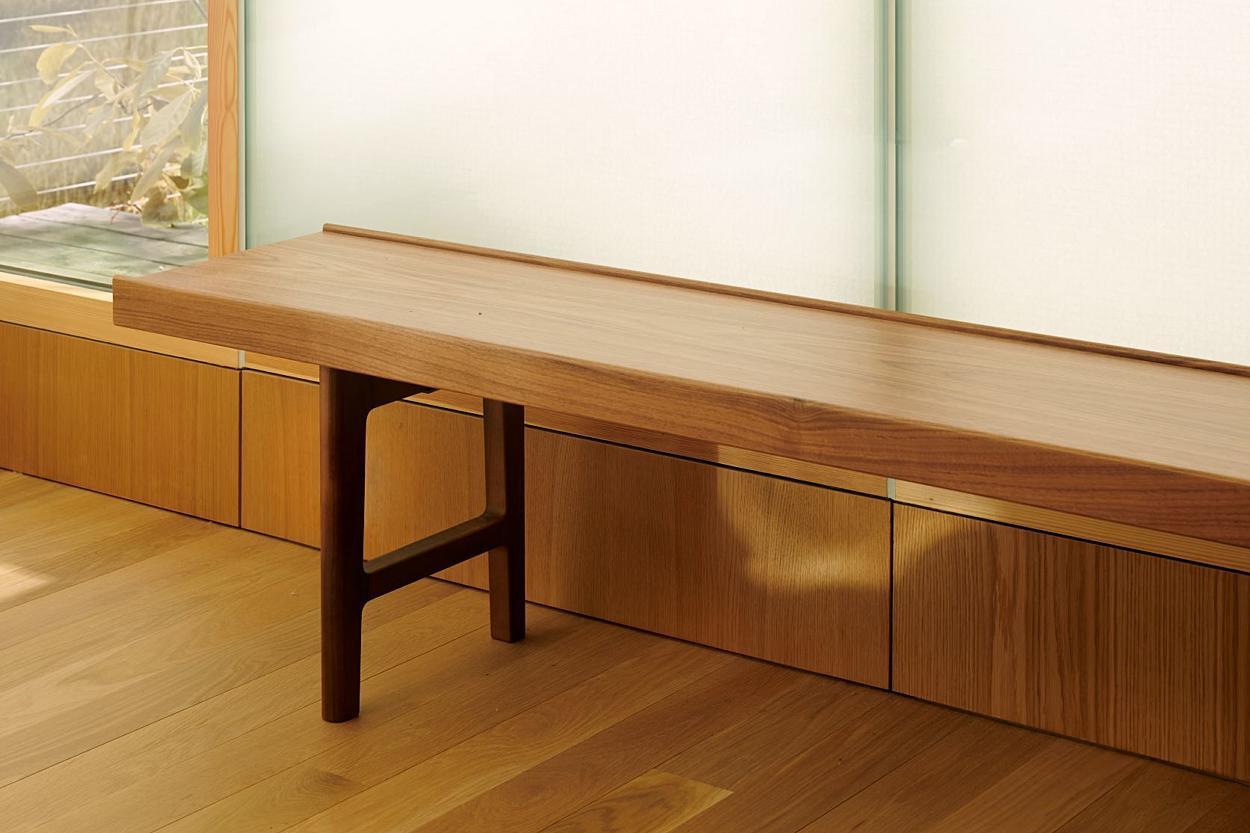 Krobo 200 / Banc
par Torbjon Afdal

Banc en chêne laqué stratifié, en noyer ou en chêne noir teinté. Base en bois massif. Disponible en deux hauteurs et trois longueurs.

Fabriqué en Norvège.

Dimensions : Pouces (D x L x H)
14.56