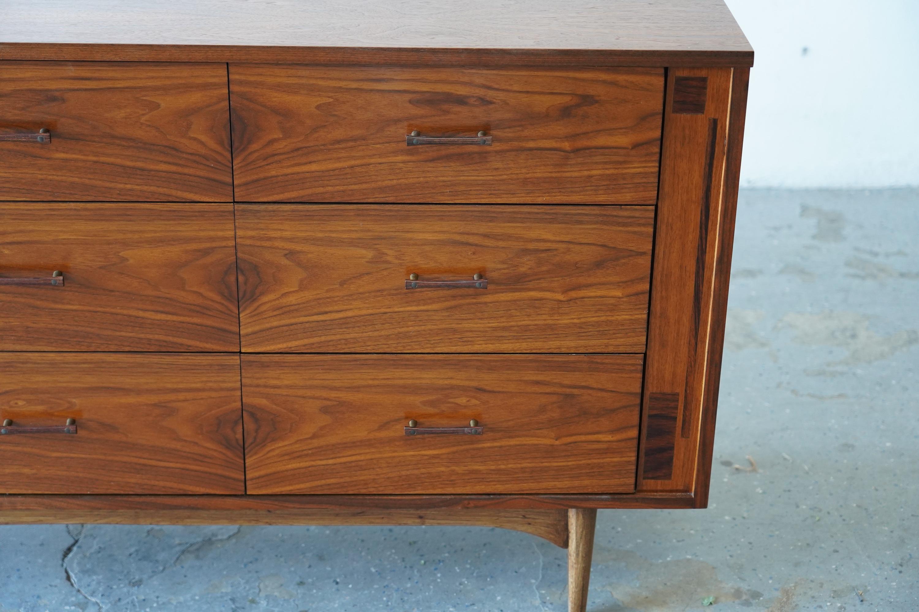 Comò Credenza Kroehler in noce di metà secolo con accenti in palissandro in vendita 3