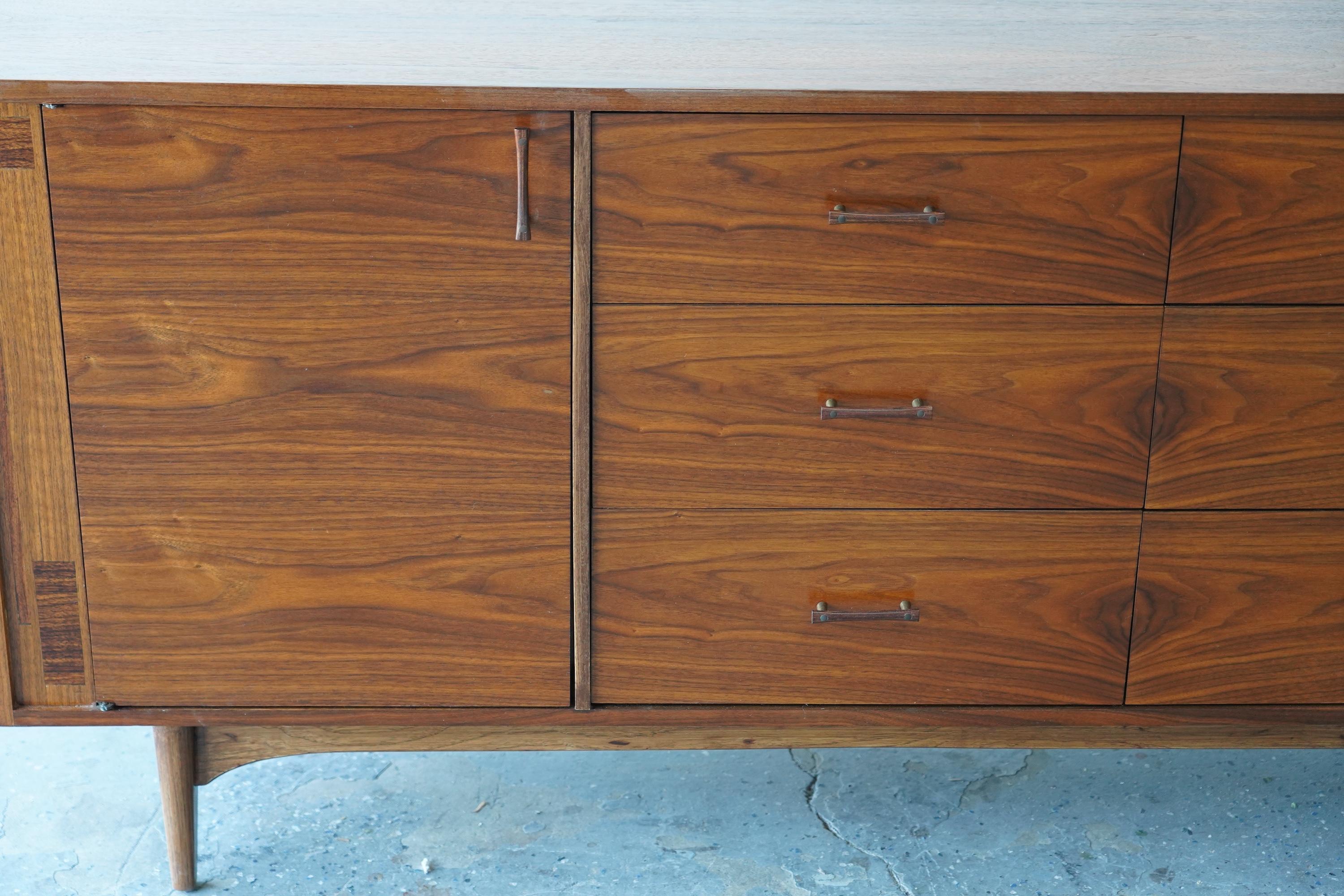 Comò Credenza Kroehler in noce di metà secolo con accenti in palissandro in vendita 4
