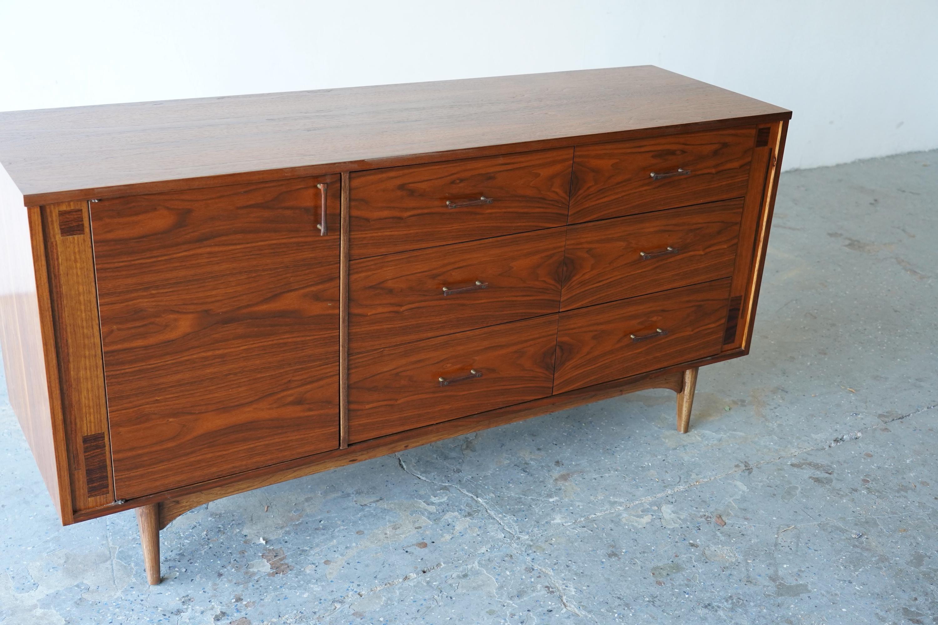 Comò Credenza Kroehler in noce di metà secolo con accenti in palissandro in vendita 5