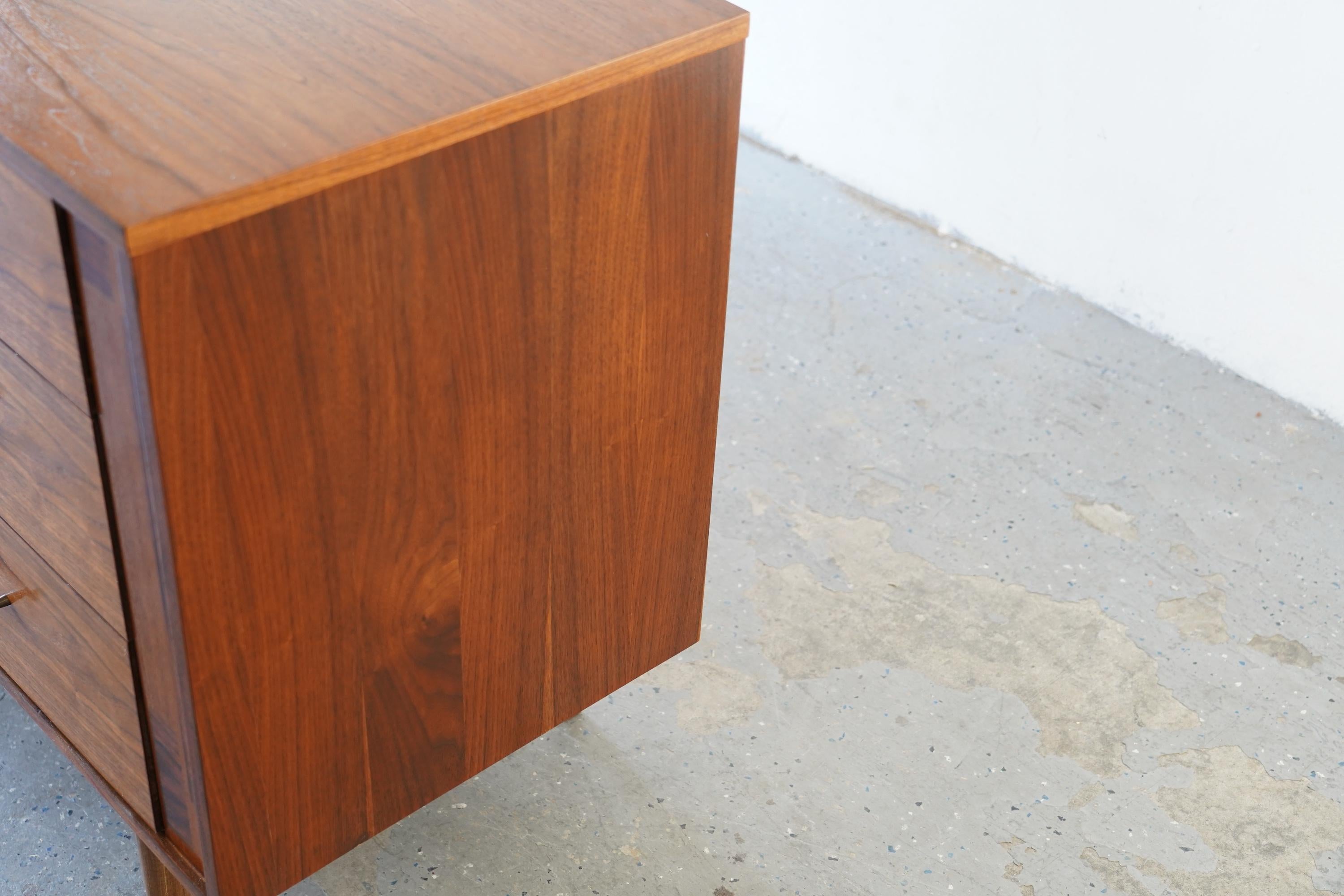 Comò Credenza Kroehler in noce di metà secolo con accenti in palissandro in vendita 6