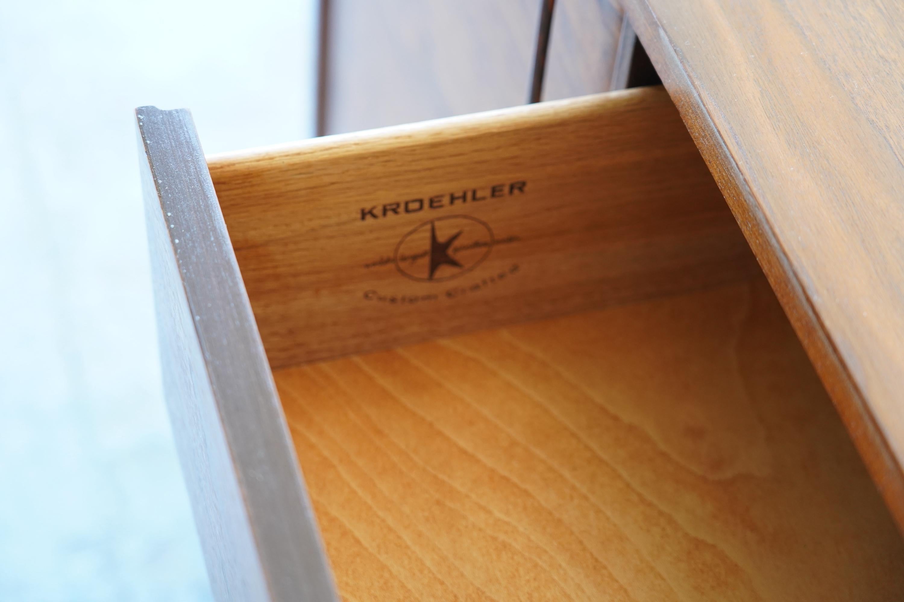 Comò Credenza Kroehler in noce di metà secolo con accenti in palissandro in vendita 7
