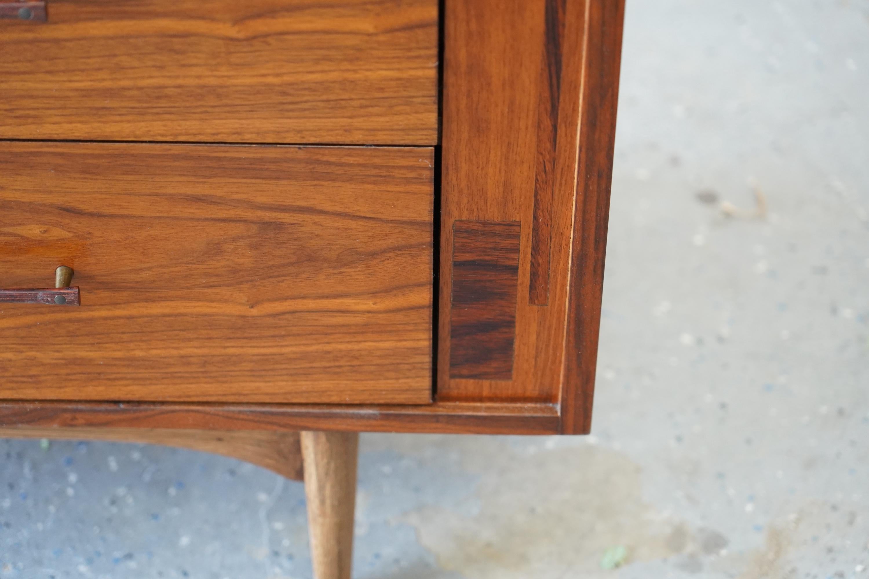 Cassettone Credenza in noce Kroehler, metà del secolo scorso, con maniglie in palissandro
 Stati Uniti, anni '1960
Un comò credenza a 9 cassetti in noce di Kroehler, splendidamente realizzato e che rappresenta l'eleganza e la maestria del design