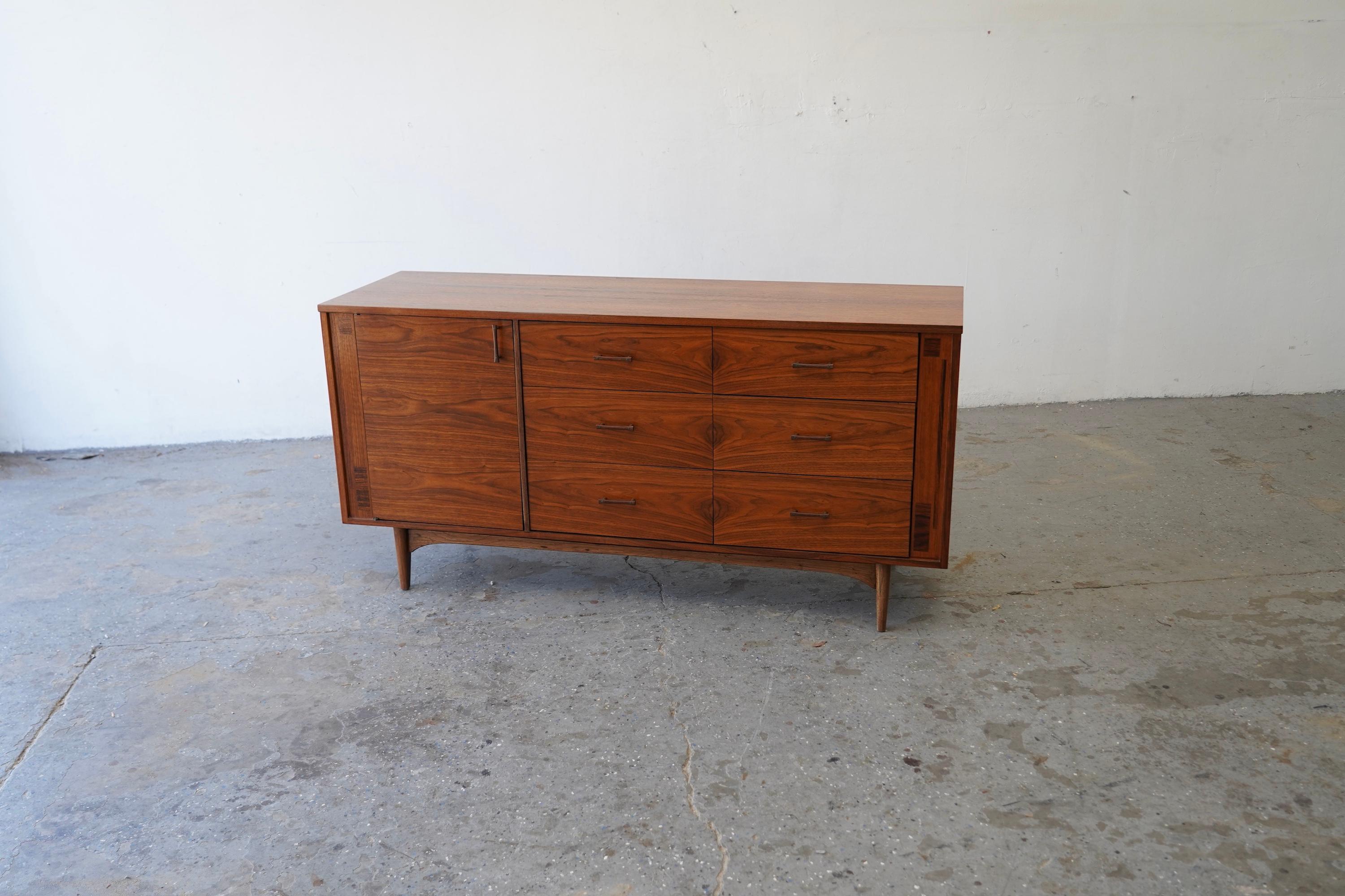 Mid-Century moderno Comò Credenza Kroehler in noce di metà secolo con accenti in palissandro in vendita