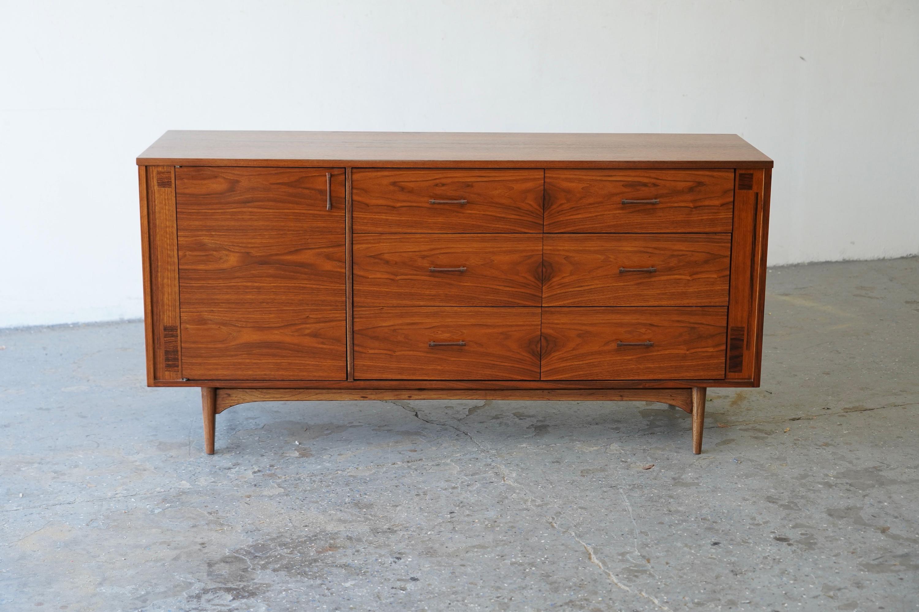 Americano Comò Credenza Kroehler in noce di metà secolo con accenti in palissandro in vendita