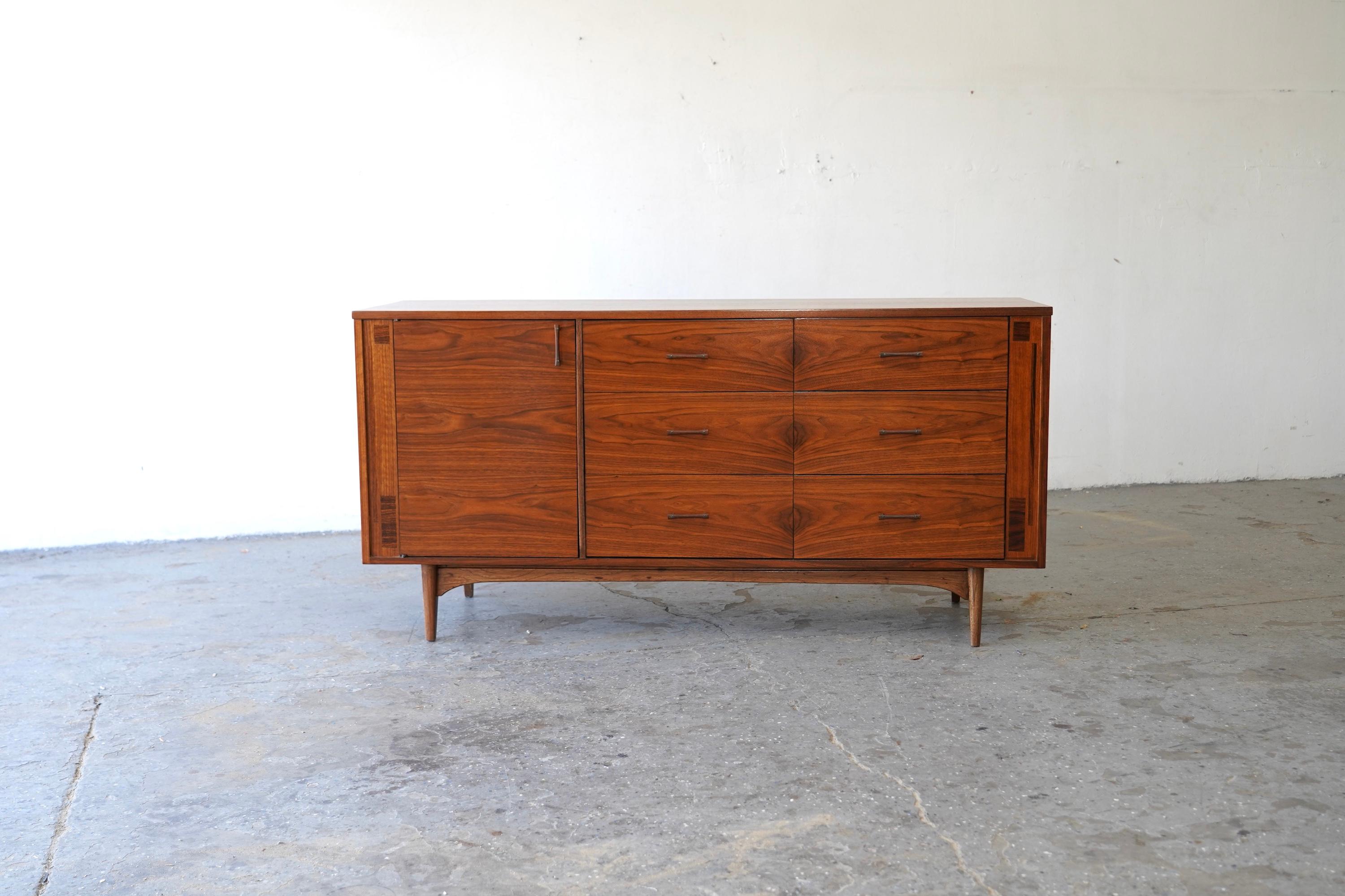 Comò Credenza Kroehler in noce di metà secolo con accenti in palissandro In condizioni buone in vendita a Las Vegas, NV