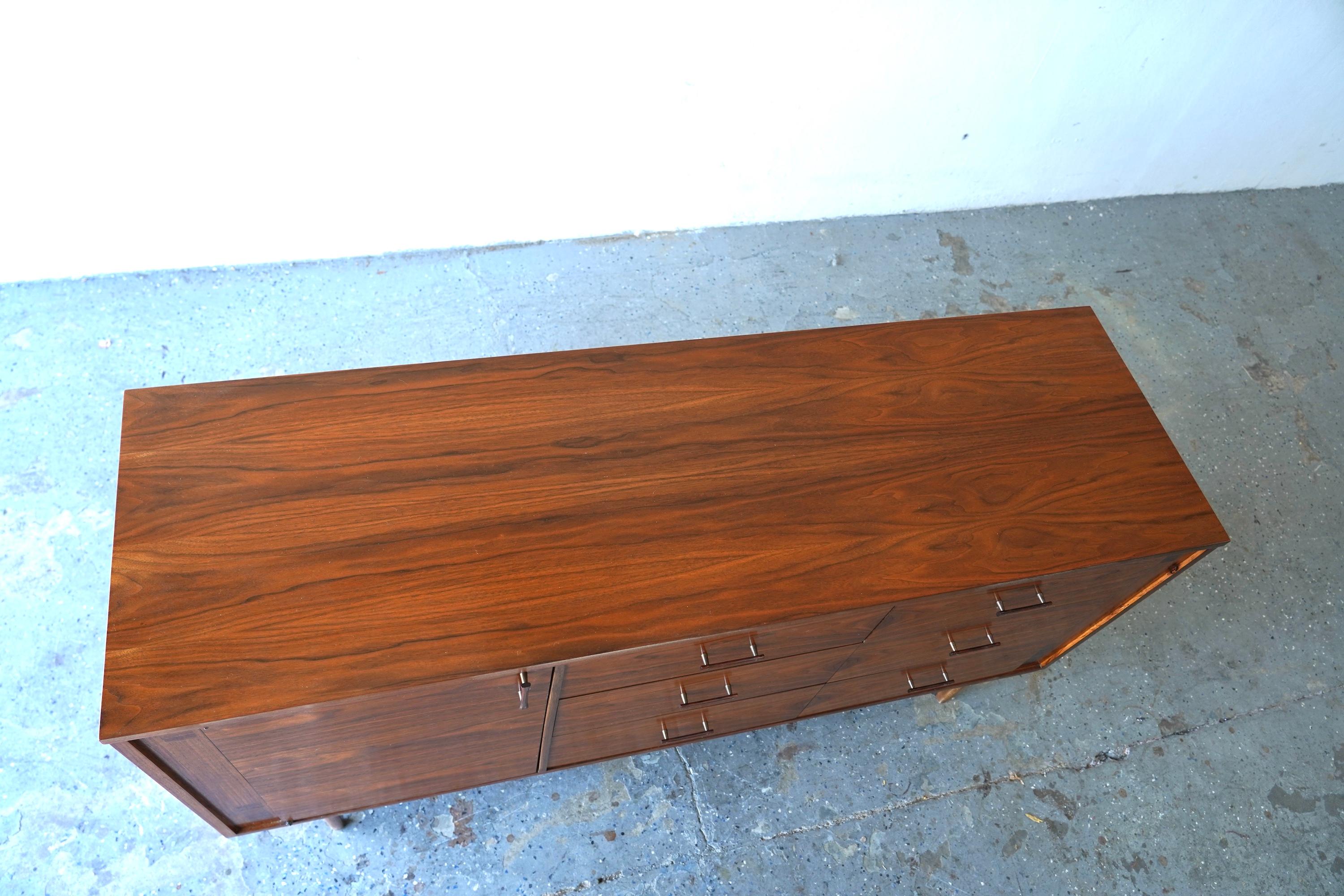 Metà XX secolo Comò Credenza Kroehler in noce di metà secolo con accenti in palissandro in vendita