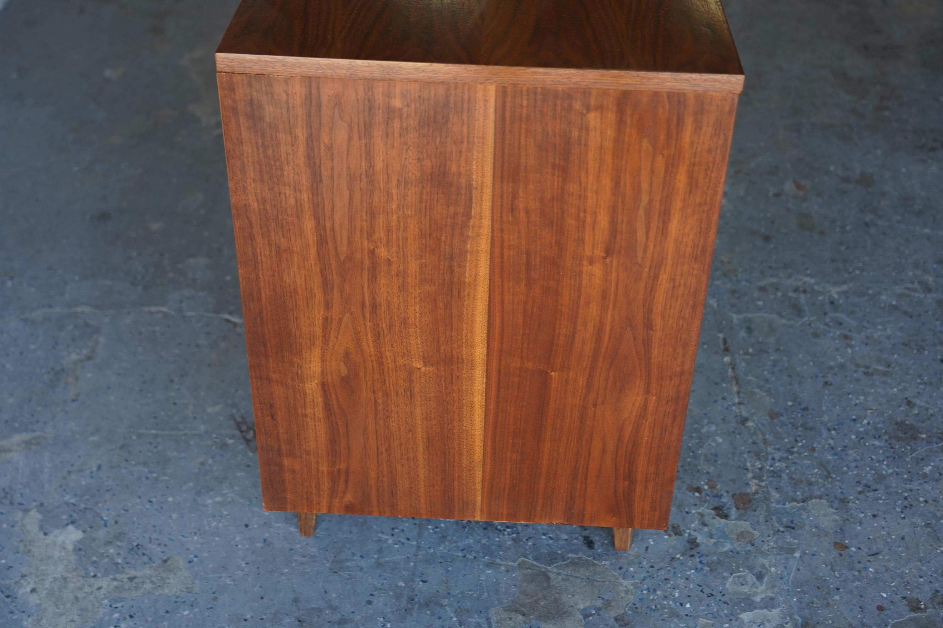 Noce Comò Credenza Kroehler in noce di metà secolo con accenti in palissandro in vendita